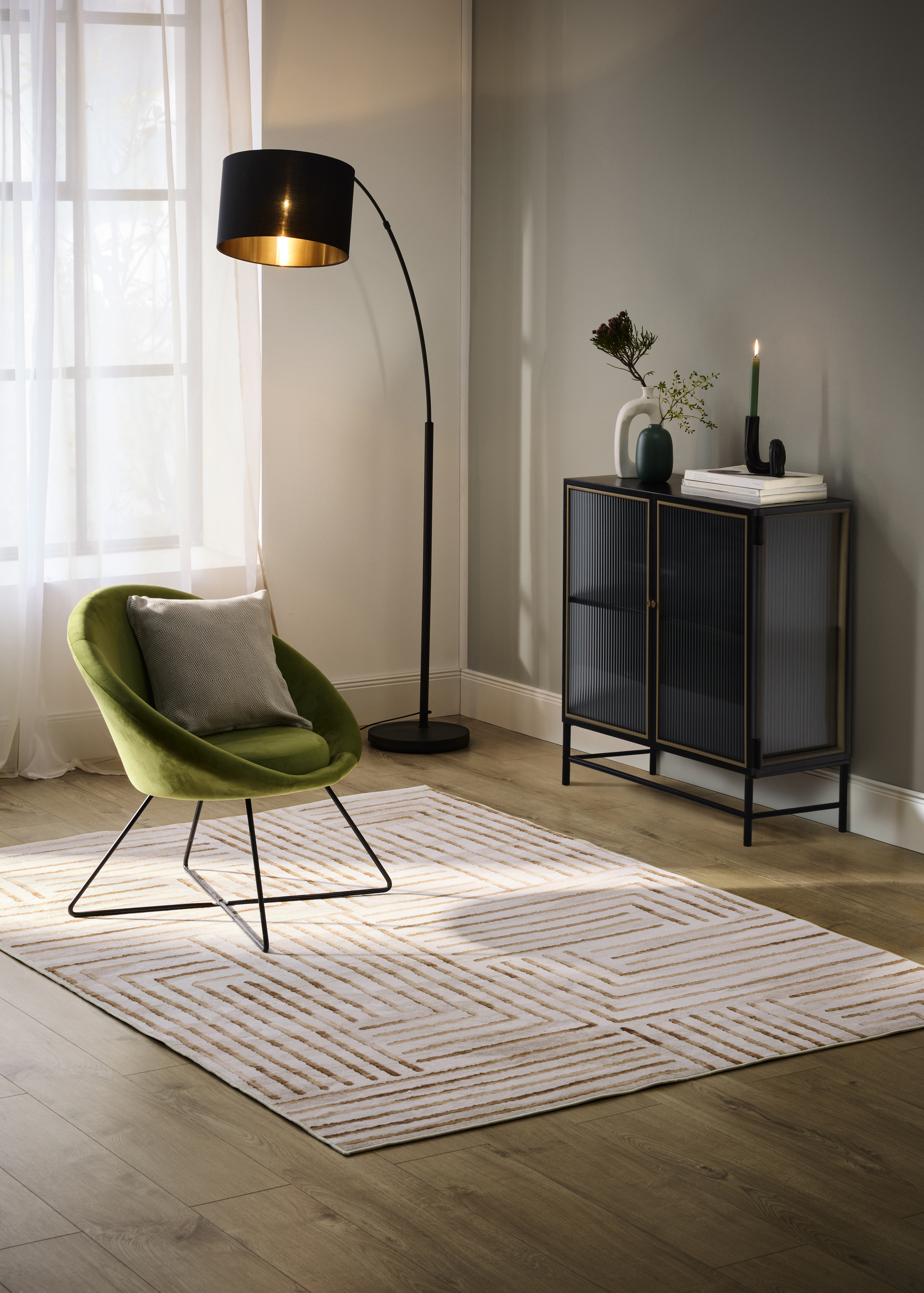 Stylischer Sessel neben einer Lampe.