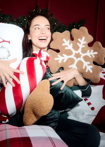Verschiedene weihnachtliche Deko-Kissen.