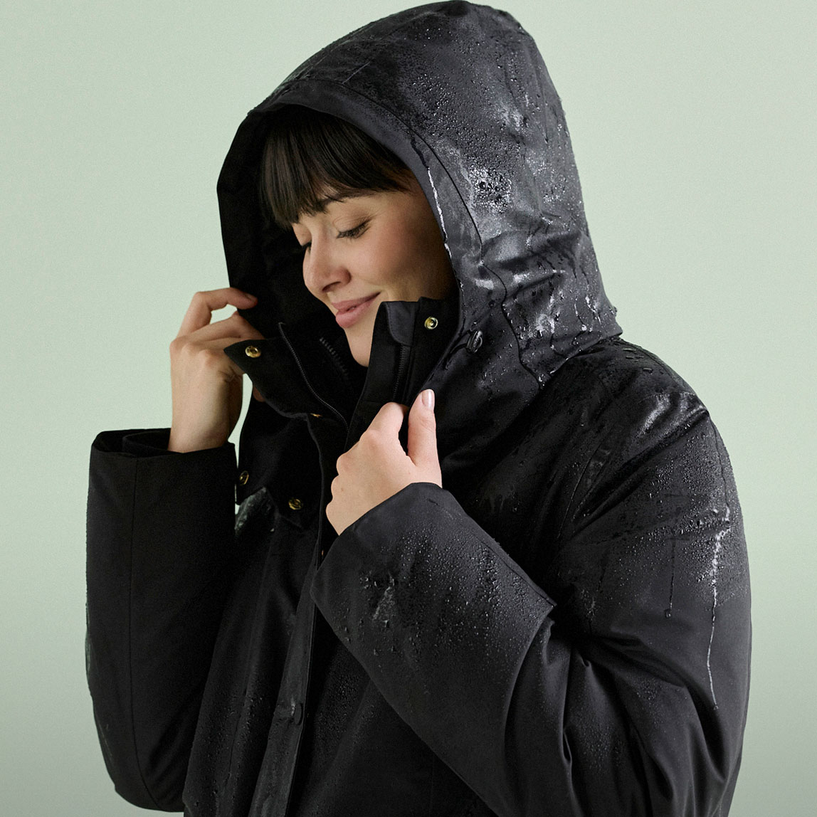 Die schwarze, wasserdichte Jacke mit Kapuze trotzt gekonnt jedem Regentropfen.
