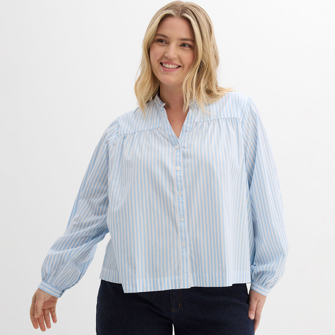 Luftige hellblaue Bluse mit weißen Streifen und weiten Ärmeln.
