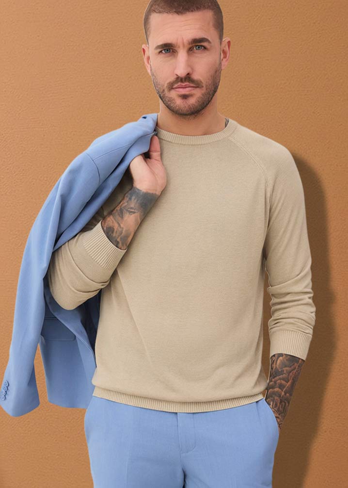 Heller Pullover, blaue Anzugjacke & passender Hose. 