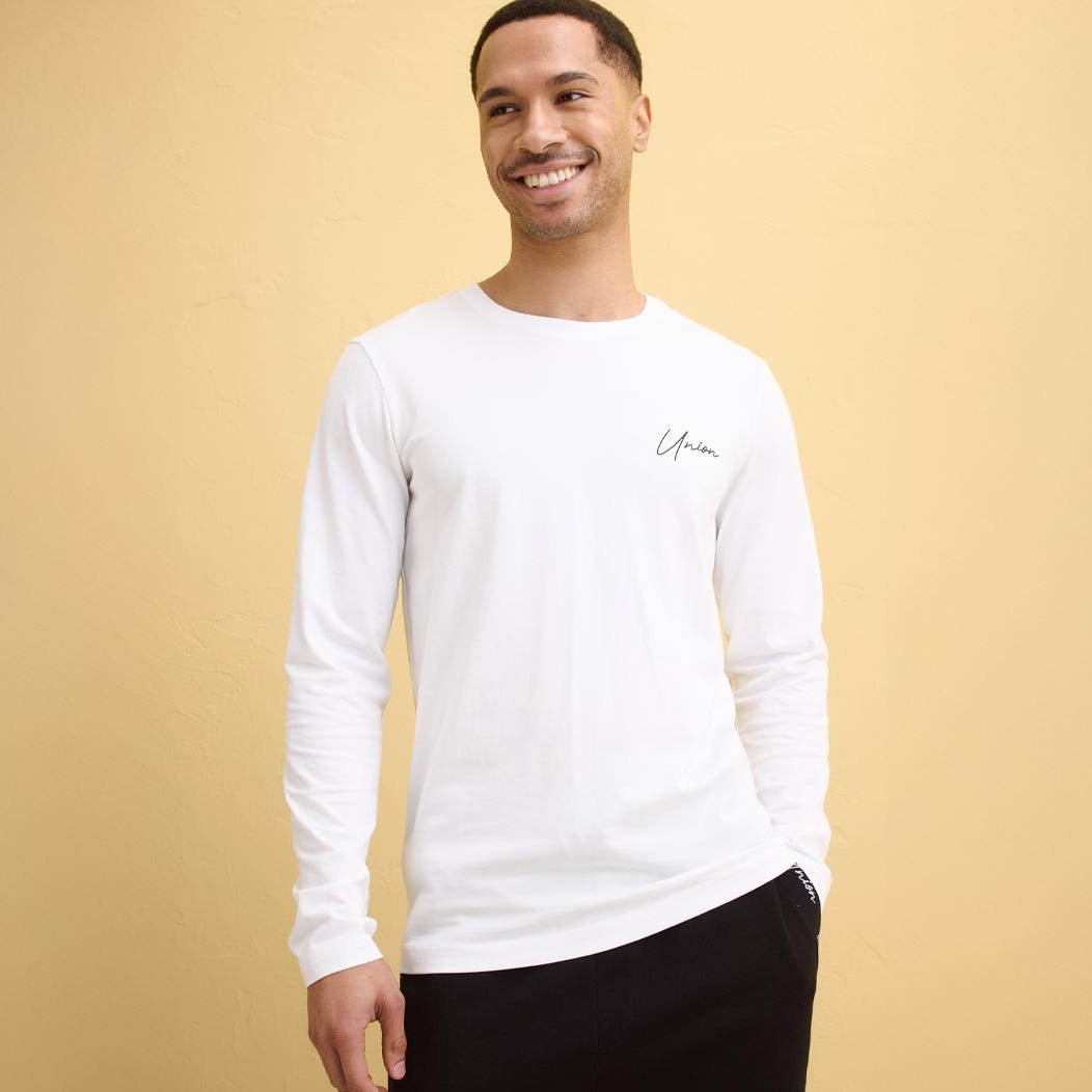 Weißes Langarmshirt mit Rundhalsausschnitt.