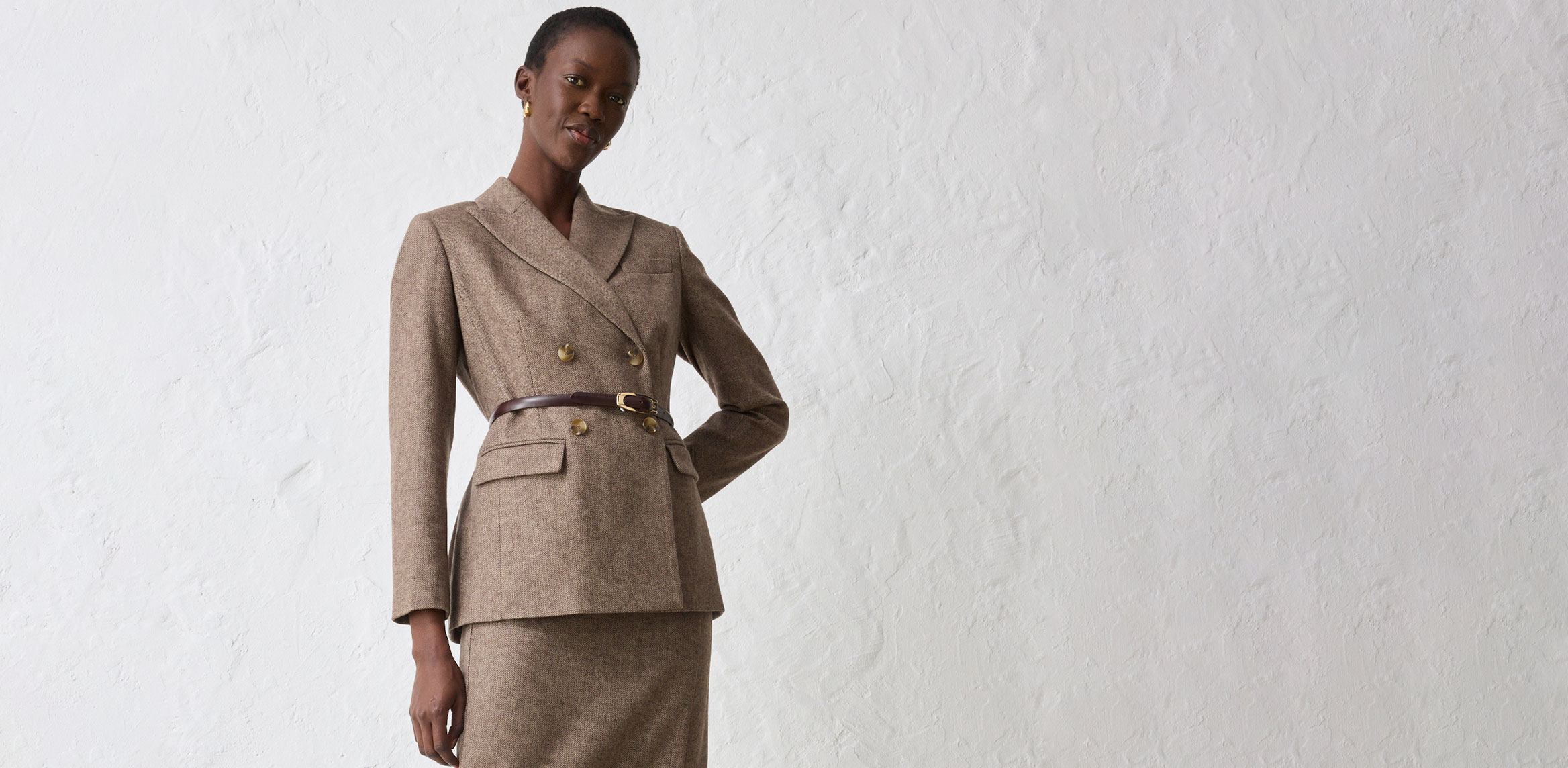 Beiger Blazer mit Gürtel, kombiniert mit passendem Rock.