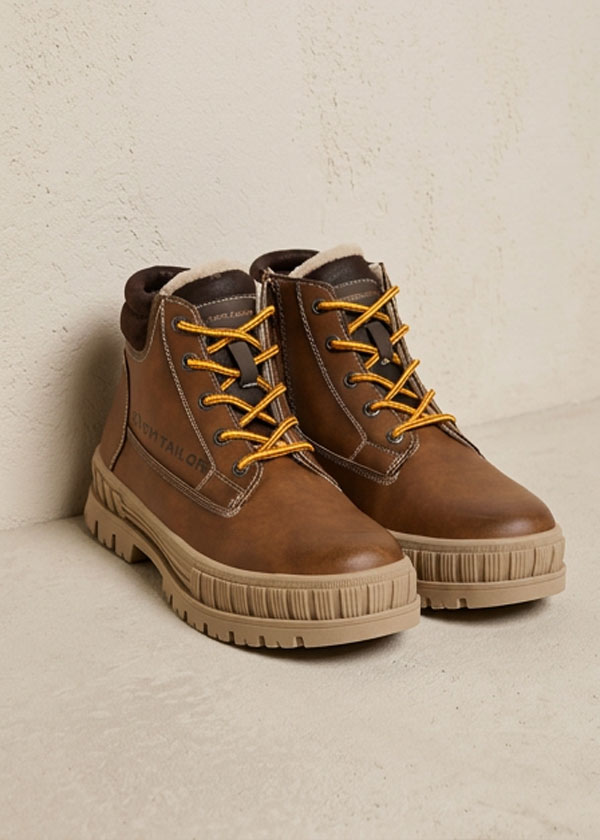 Robuste braune Winterstiefel mit kontrastierenden gelben Schnürsenkeln und Profilsohle.