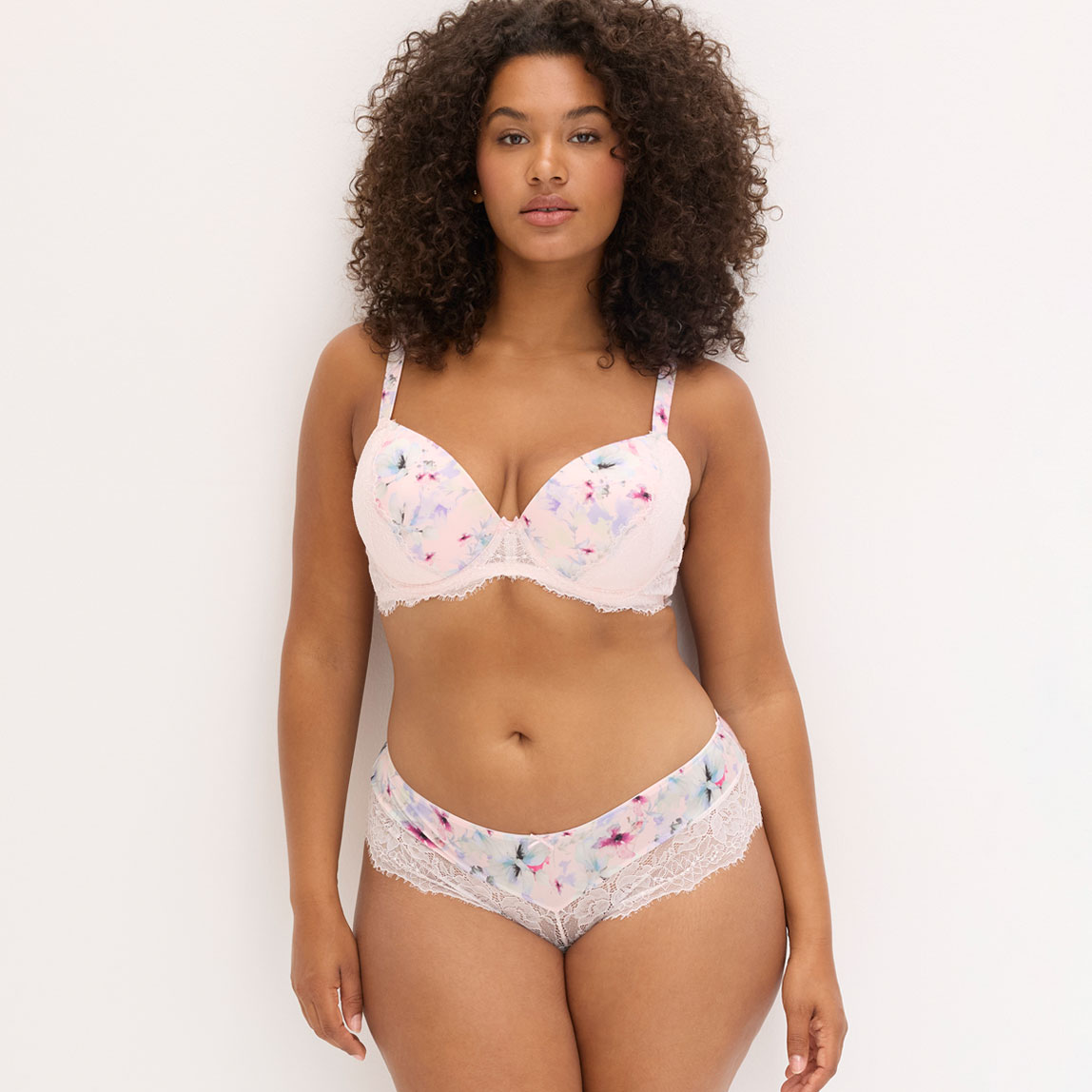 Zartes rosa Dessous-Set mit floralen Mustern und femininen Spitzendetails.