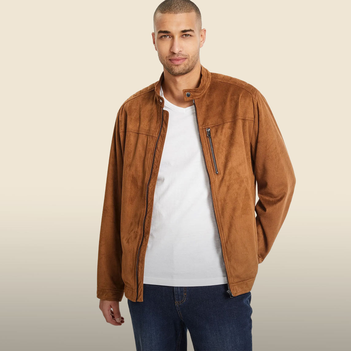 Lässige braune Wildlederjacke über weißem Shirt und blauer Jeans getragen.