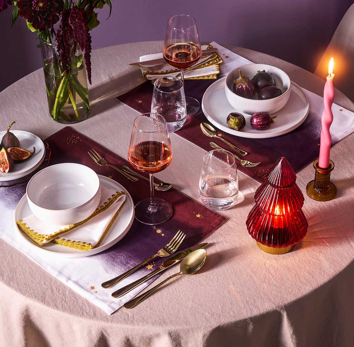 Elegante Tischdecke in Rosé schmückt den festlich gedeckten Tisch.