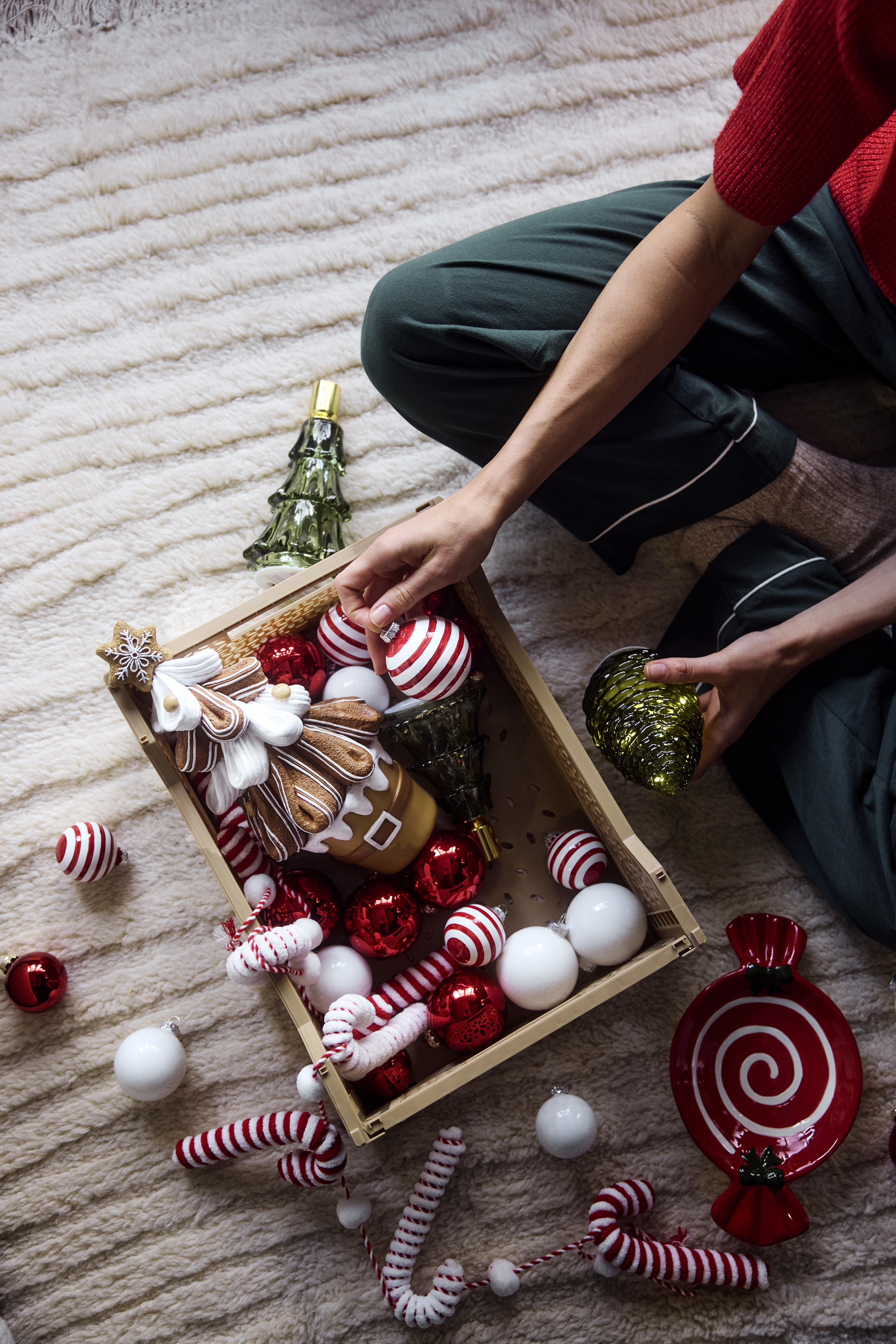 Weihnachtsdeko in einer Holzbox.