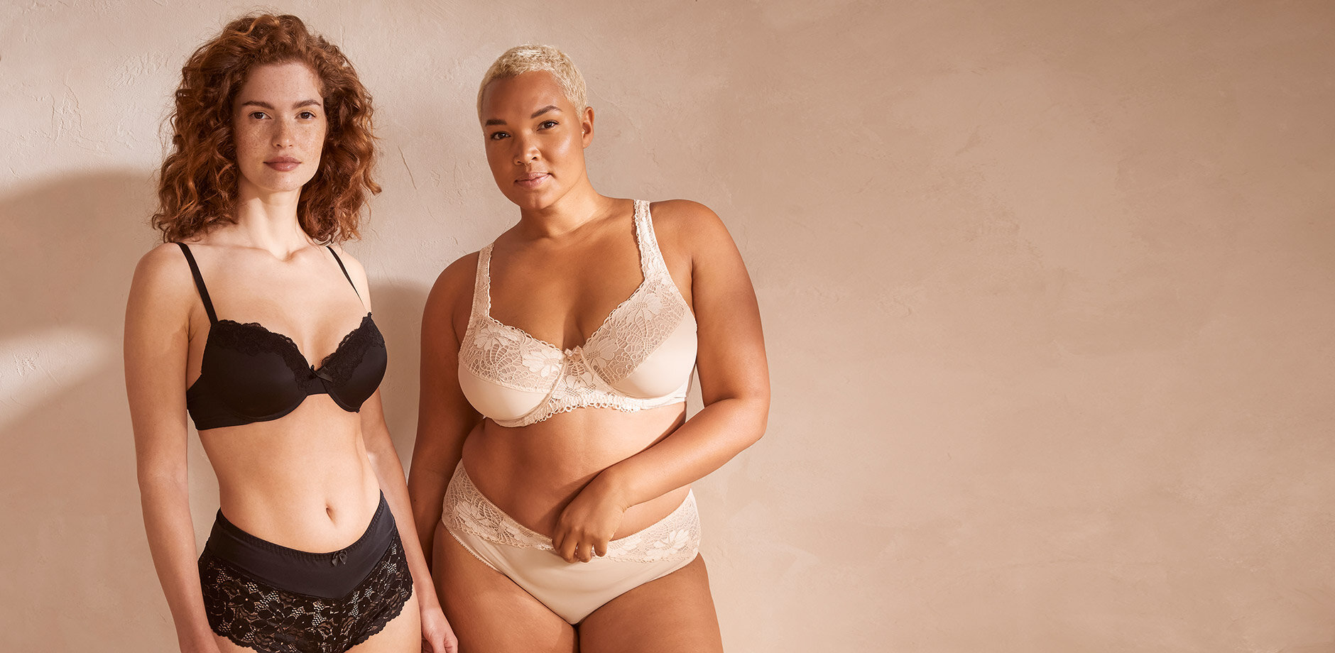 Elegante Dessous in Schwarz und Creme: BHs und Höschen für verschiedene Figurtypen.