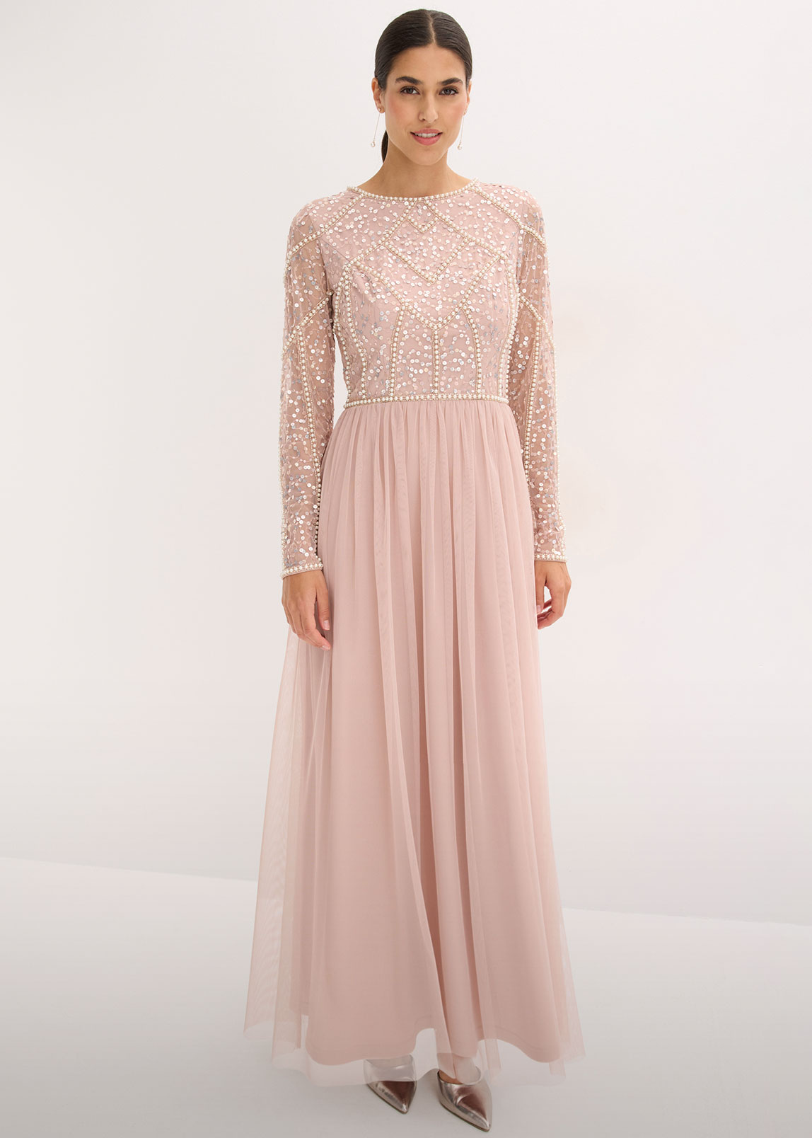 Langes rosafarbenes Kleid mit besticktem Oberteil und fließendem Tüllrock.