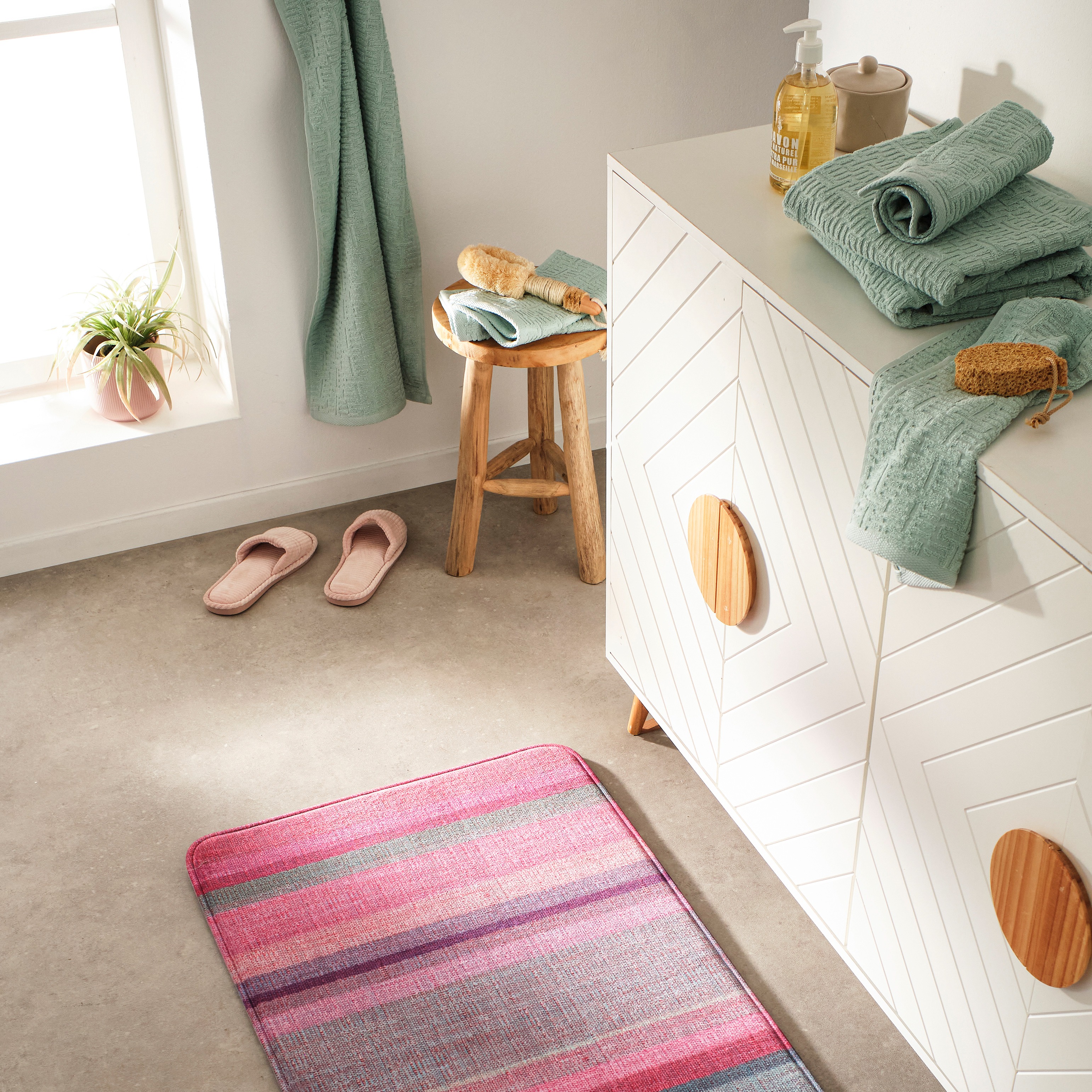 Weißer Schrank im Badezimmer.