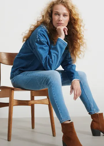 Denim-Look mit Jeans, Jeanshemd und braunen Stiefeletten – lässig und stilvoll.