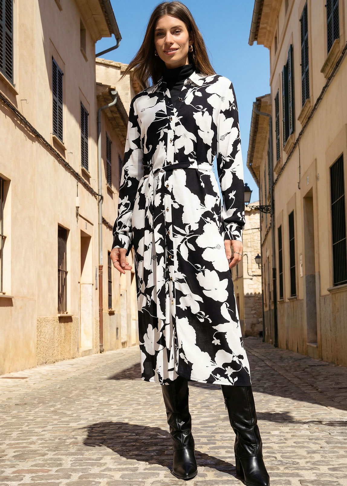 Ein schwarz-weißes Kleid mit Blumenmuster.