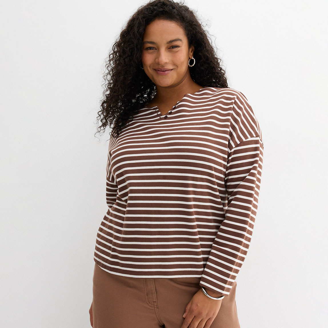 Sweatshirt in Braun und Weiß mit langen Ärmeln.