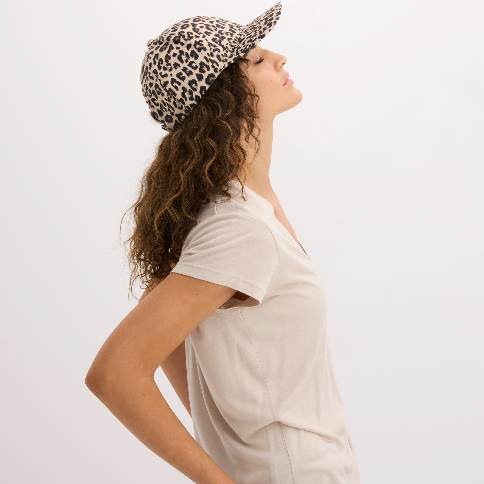 Trendige Leoparden-Cap und beiges T-Shirt.