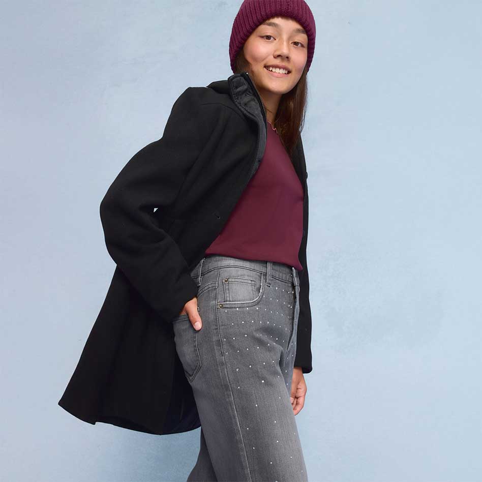 Mädchen trägt warme Winterkleidung.