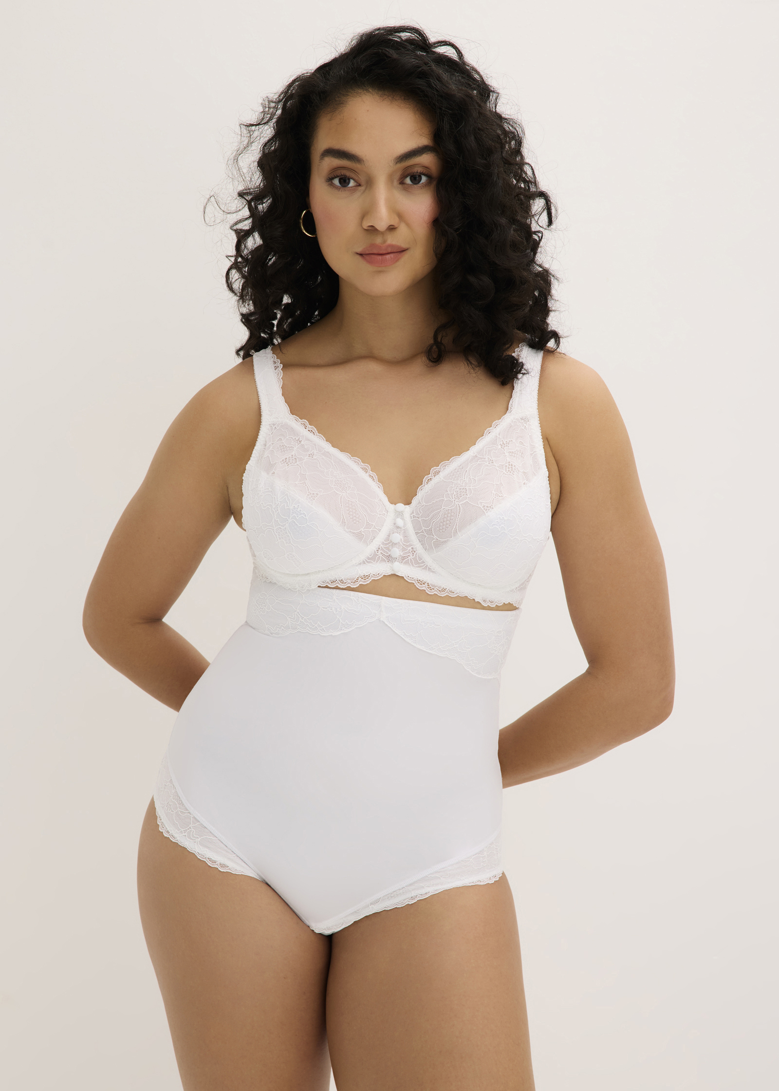 Flauschiger weißer Bademantel mit langen Ärmeln und Gürtel