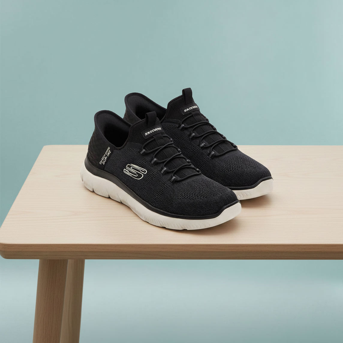 Schwarze Skechers Sneaker mit weißer Sohle und atmungsaktivem Mesh-Obermaterial.