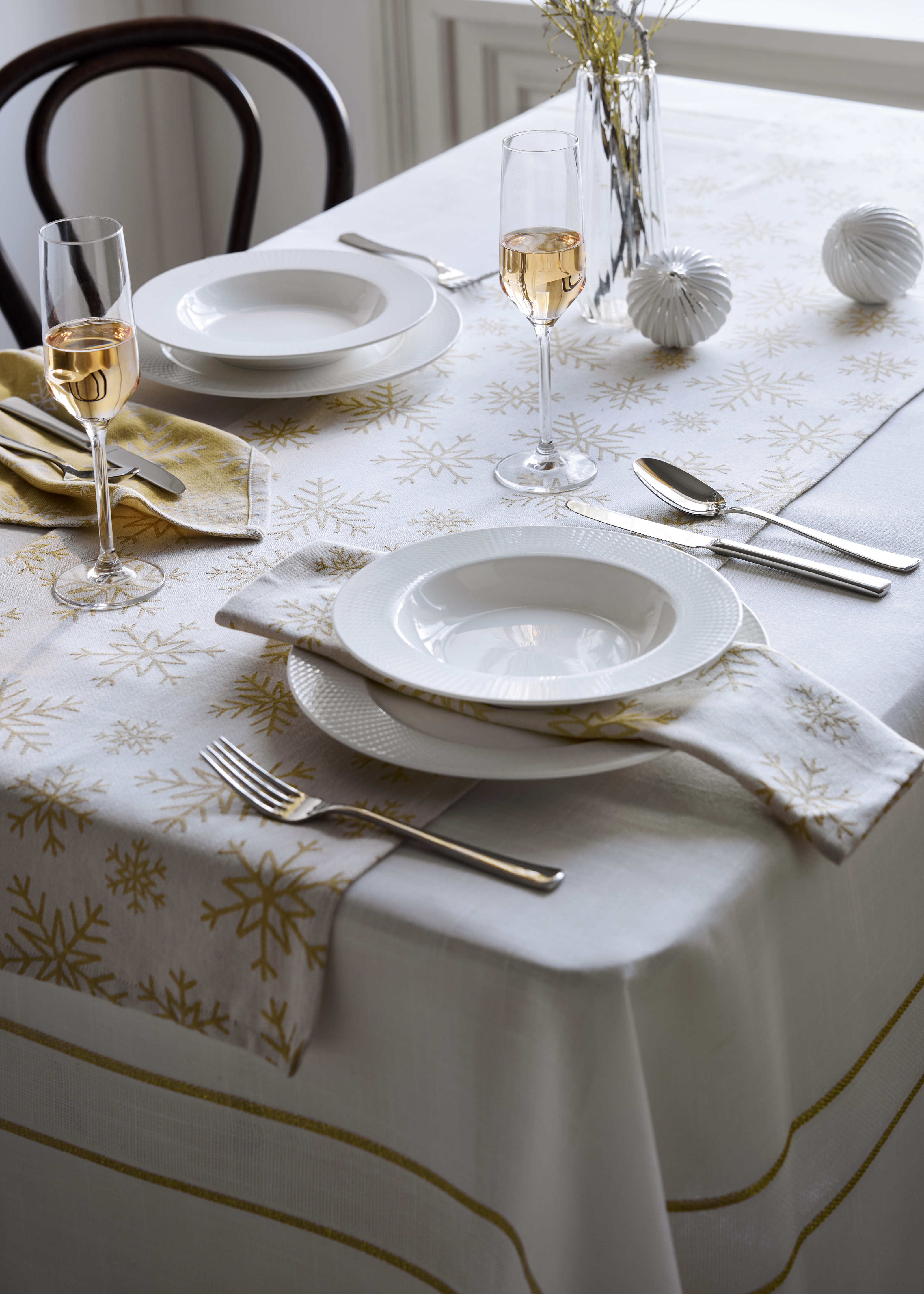 Gedeckter Tisch in Weiß.