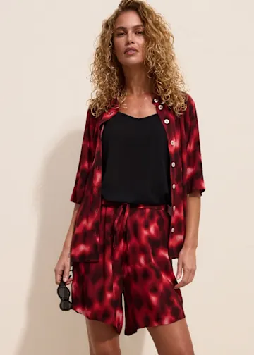Rot-schwarzes Batik-Set aus offenem Hemd, Shorts und schwarzem Top.