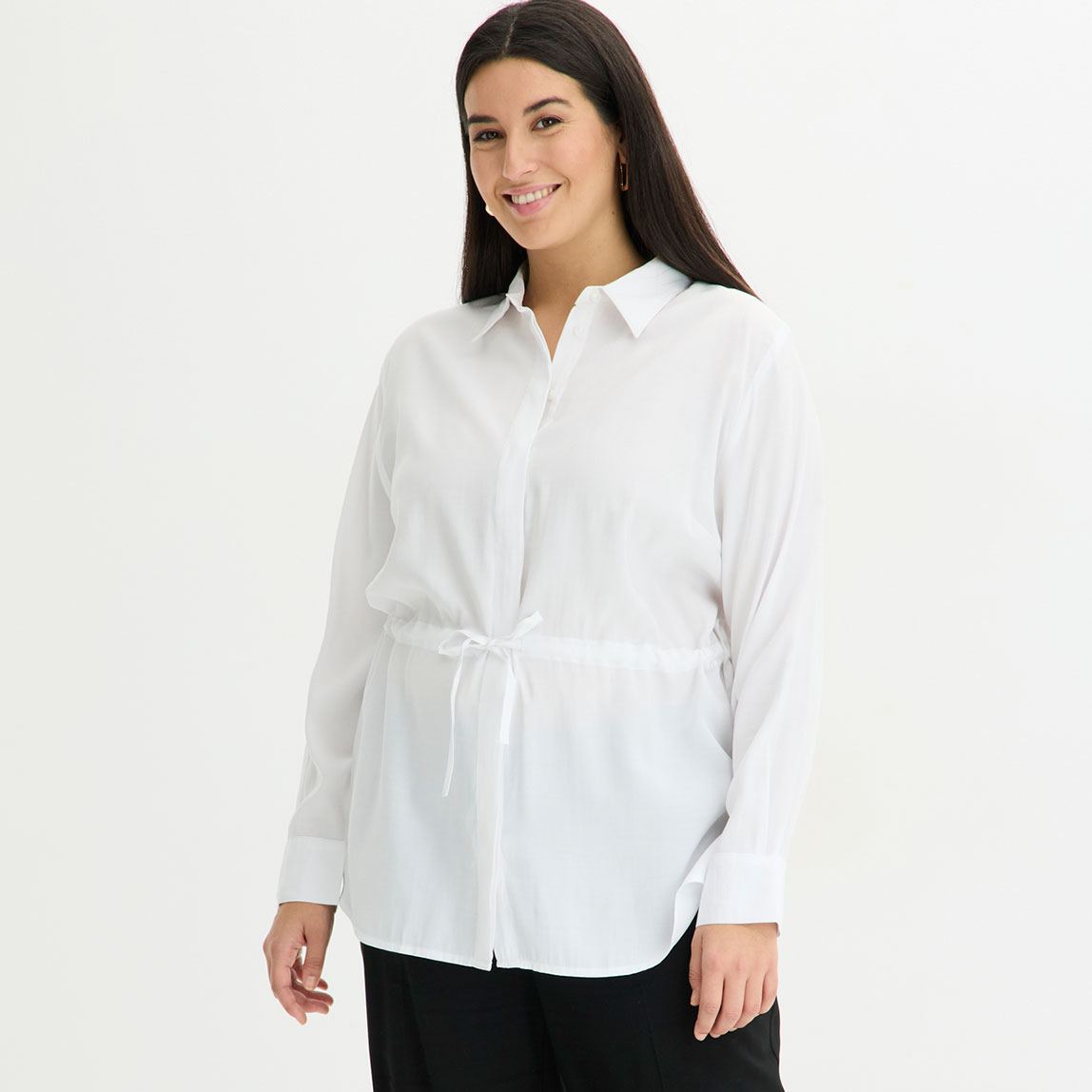 Weiße Bluse mit Kragen, Knöpfen und Bindegürtel.