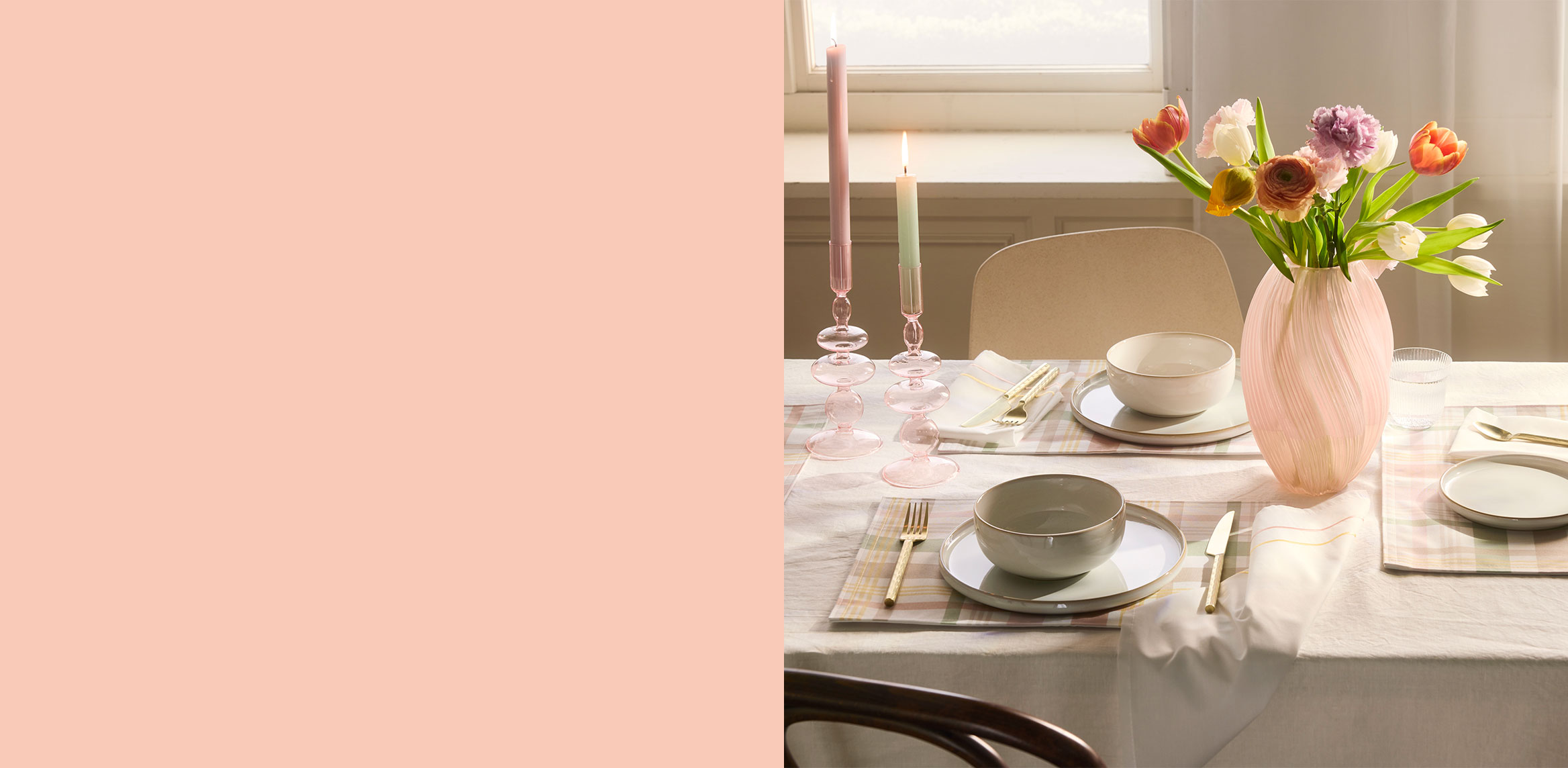 Tischdekoration mit zartem Geschirr, Blumen und Kerzen.