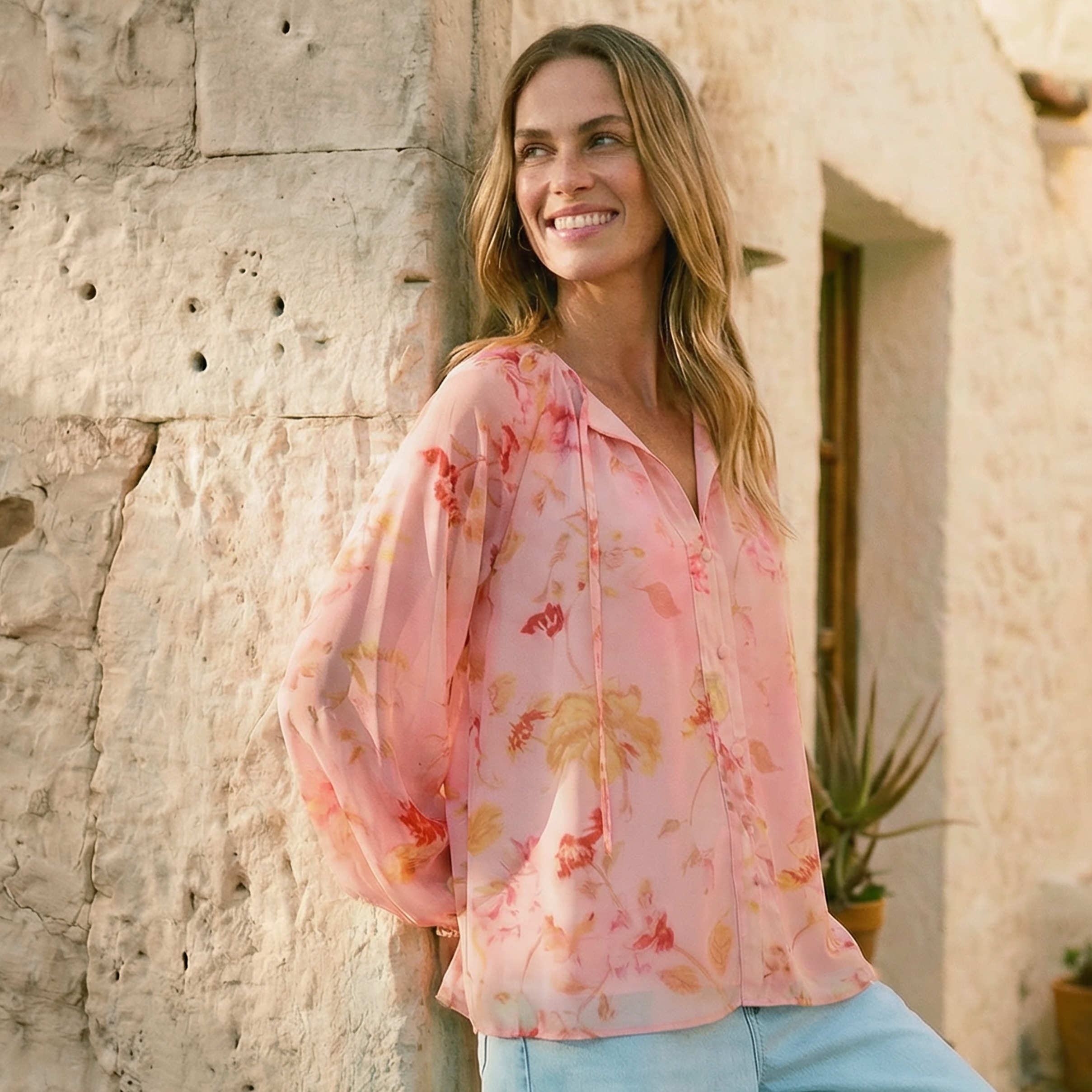 Sommerbluse in zartem Rosa mit floralem Muster.