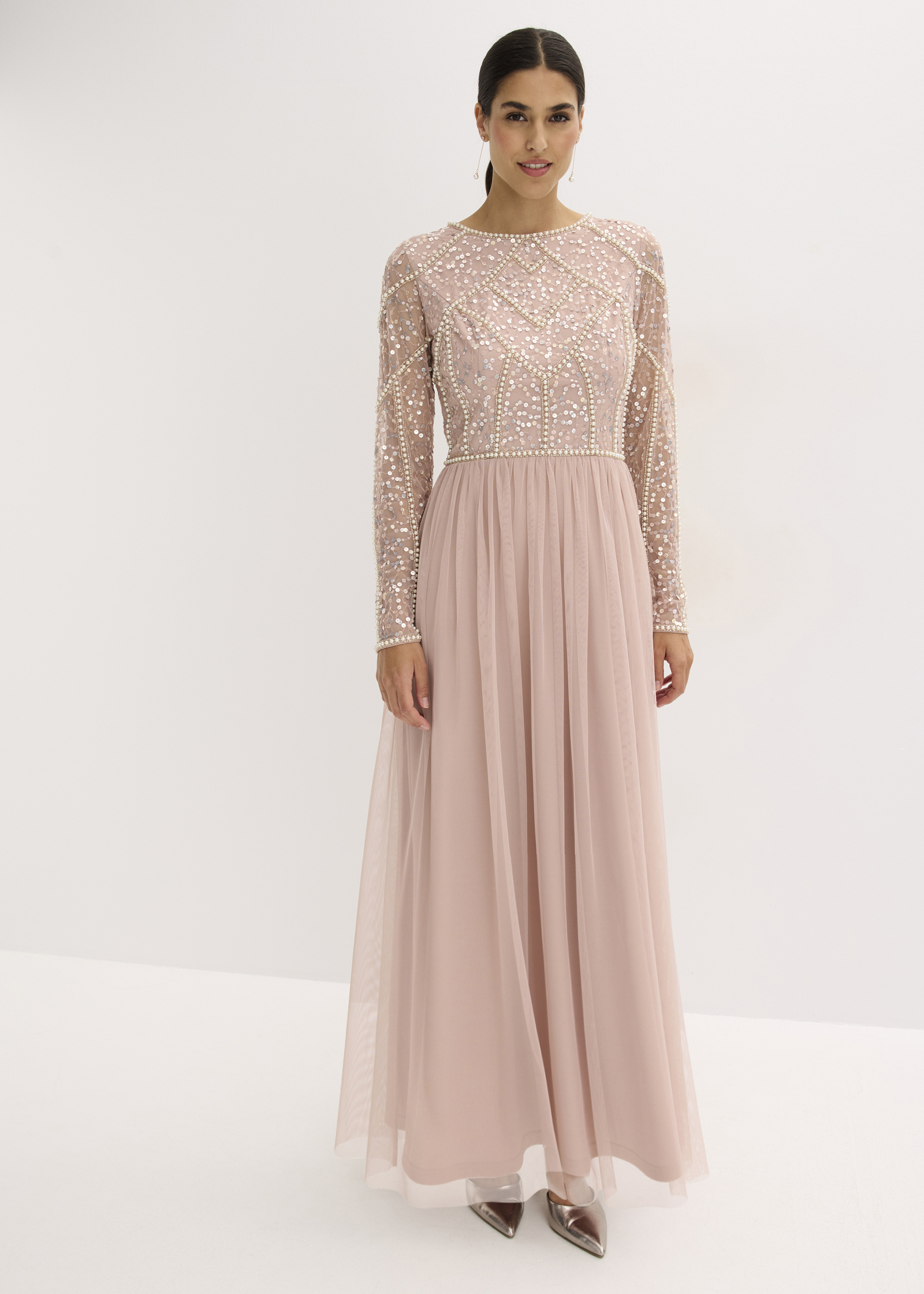Langes rosafarbenes Kleid mit besticktem Oberteil und fließendem Tüllrock.