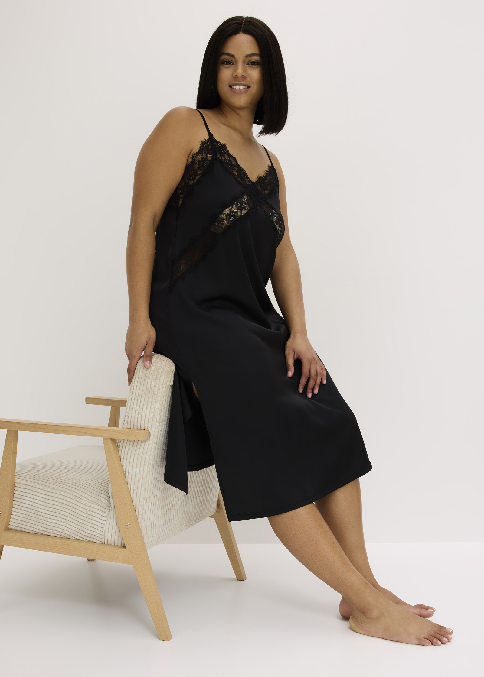 Elegantes schwarzes Nachtkleid mit Spitzendetails