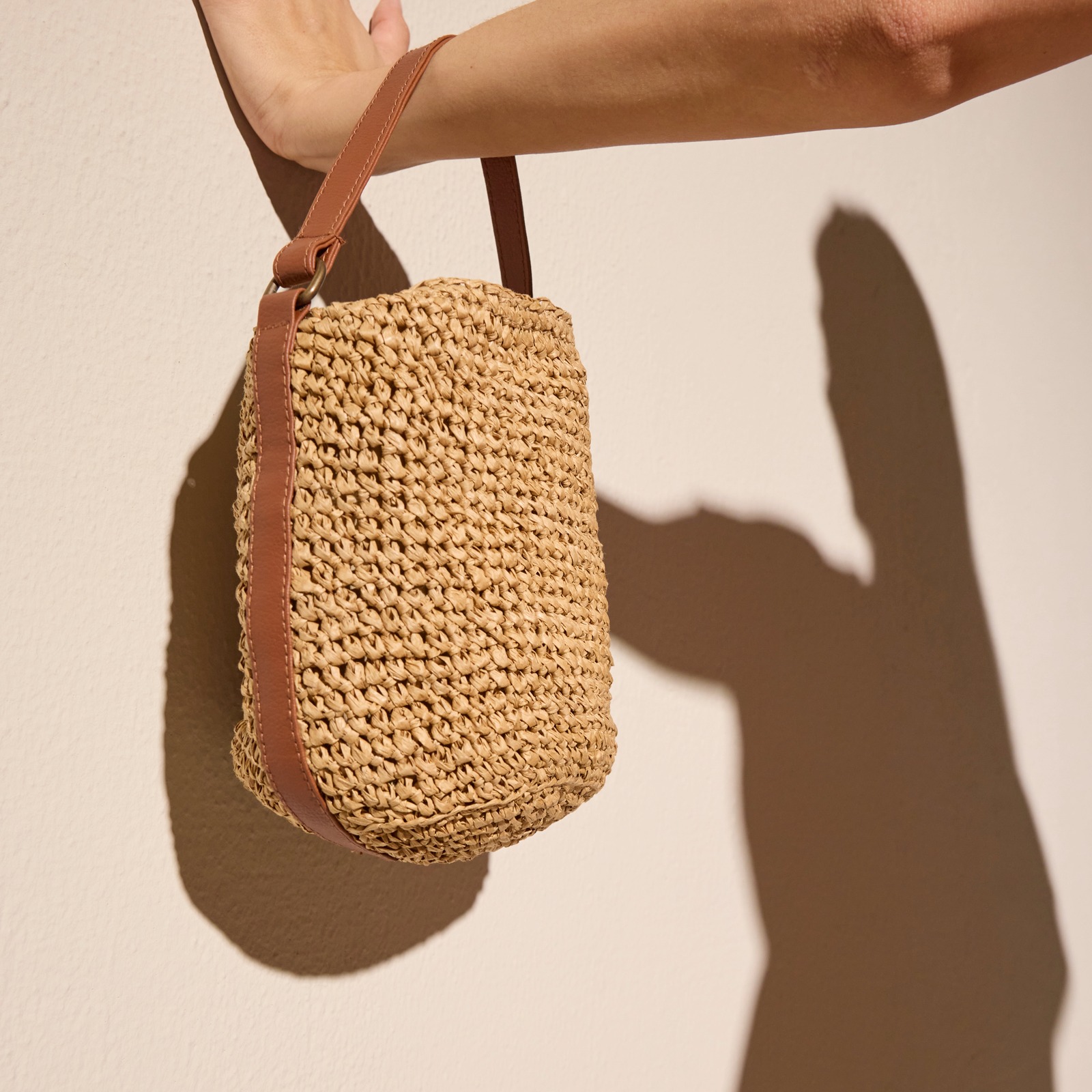Diese geflochtene Tasche mit Lederakzenten.