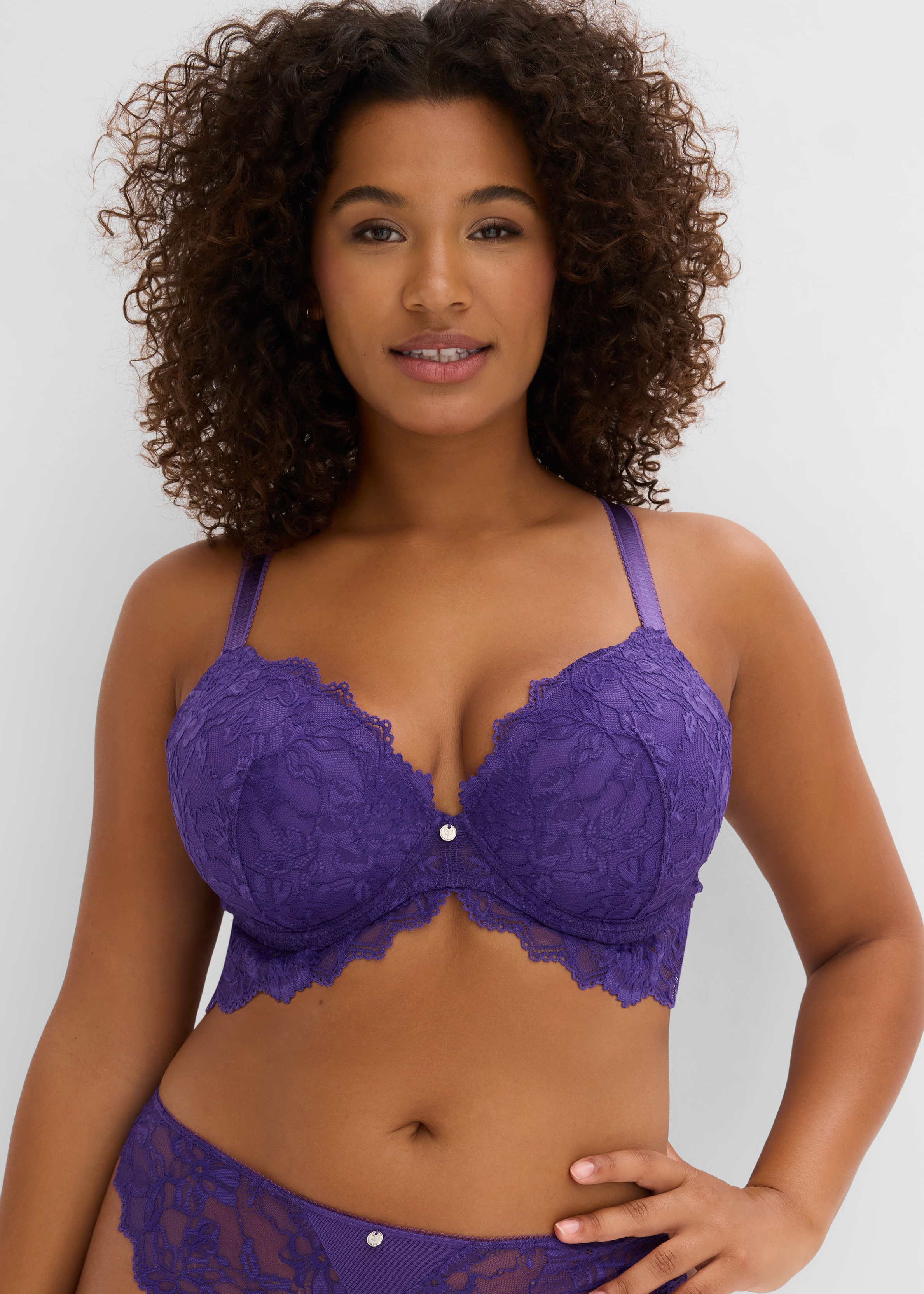 Elegantes violettes Spitzen-Dessous-Set, bestehend aus BH und passendem Slip.