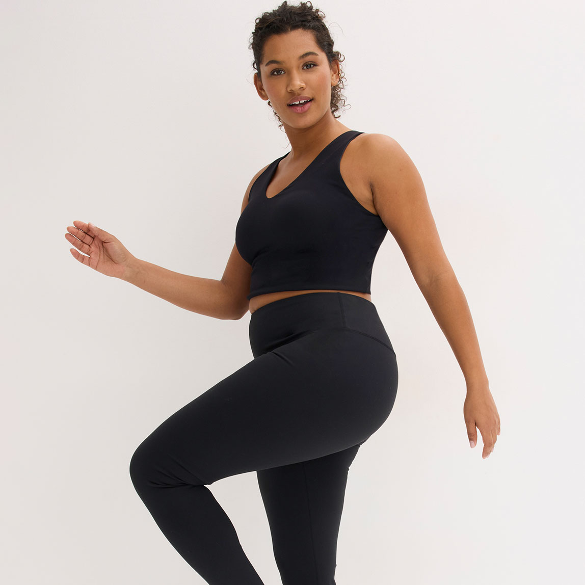 Schwarzer Sport-BH und schwarze Sport-Leggings.
