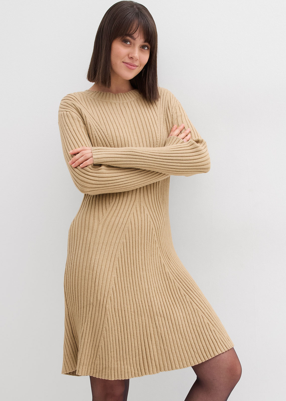 Beige Strickkleid mit Rippenmuster, langen Ärmeln und leicht ausgestelltem Rock.