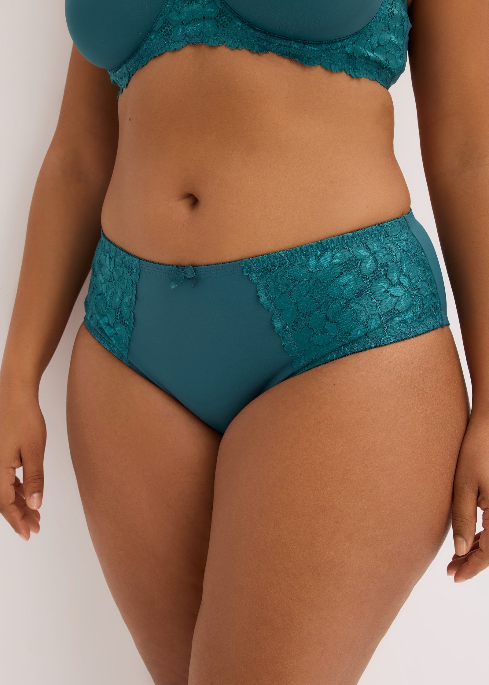 Petrolfarbene Lingerie mit Spitze am Höschen und passendem BH.