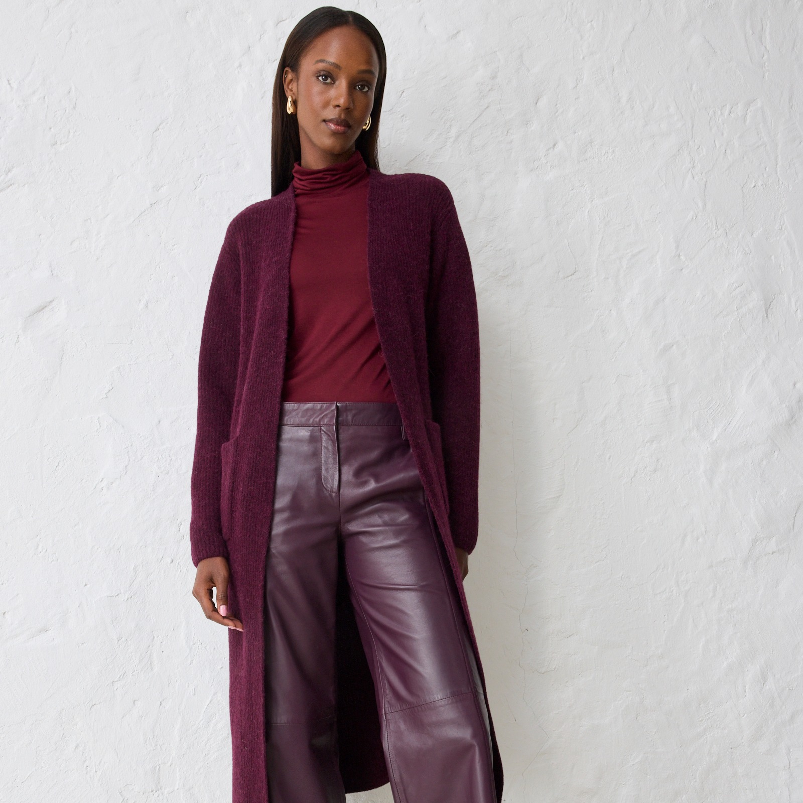 Weinroter Strickpullover mit Schnürung. 