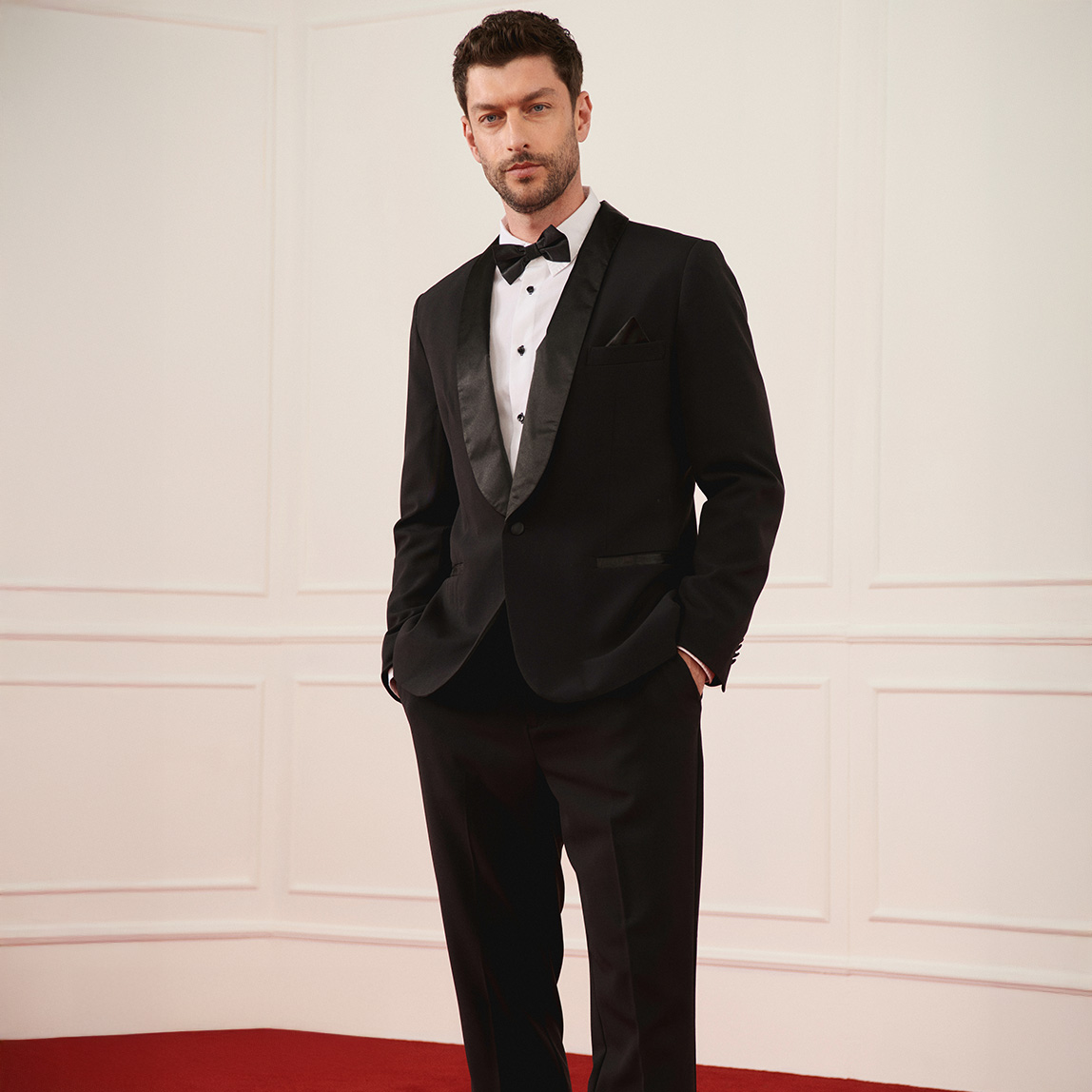 Eleganter schwarzer Smoking mit Fliege und weißem Hemd für festliche Anlässe.