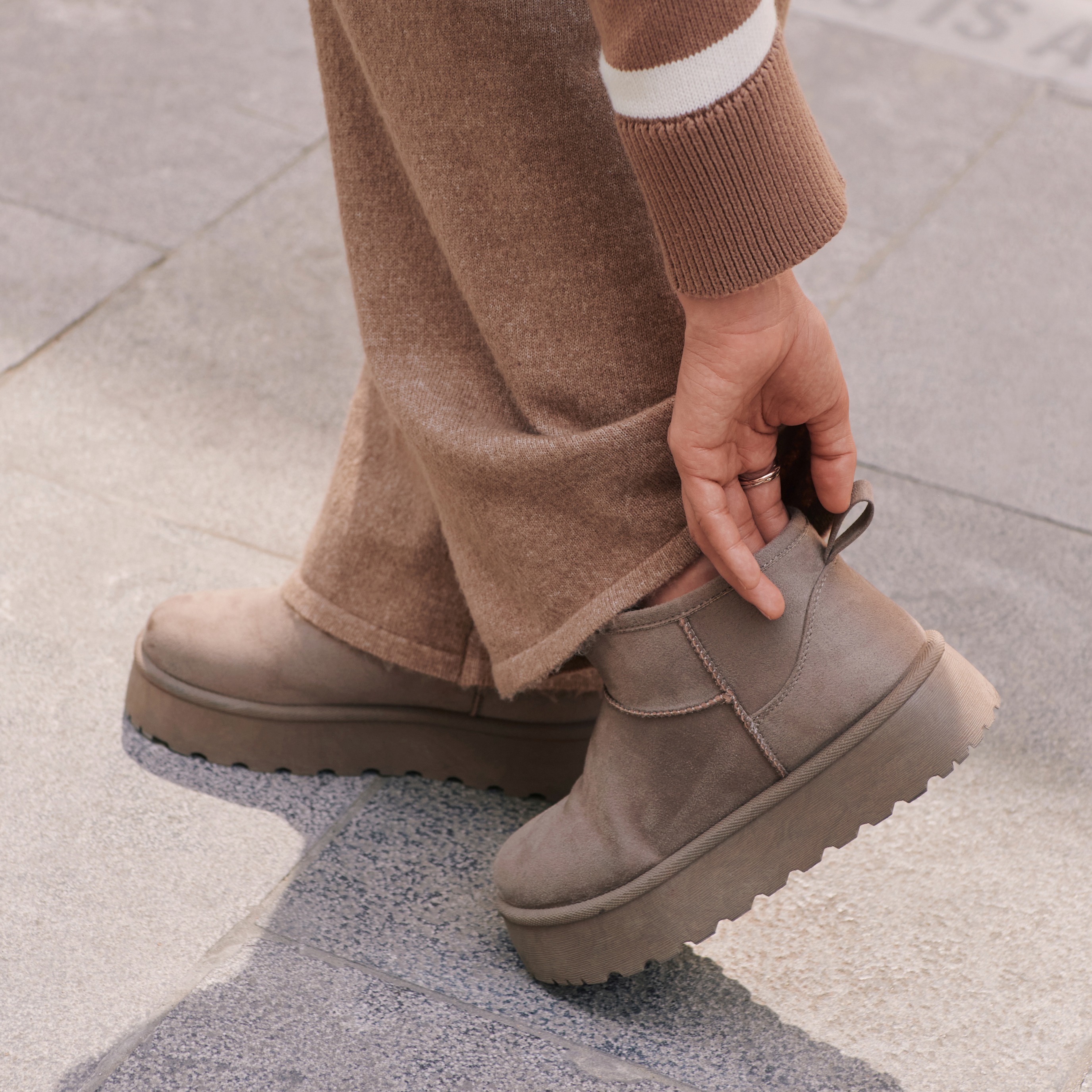 Bequeme Strickhose und Plateau-Stiefel in warmen Brauntönen, stilvoll und gemütlich.