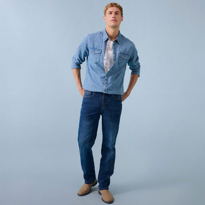 Lässiger Denim-Look: Hellblaues Jeanshemd & dunkle Classic Fit Jeans