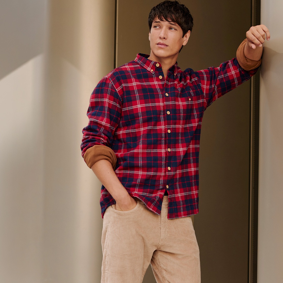 Lässiger Look mit kariertem Hemd in Rot-Blau &, beiger Hose.