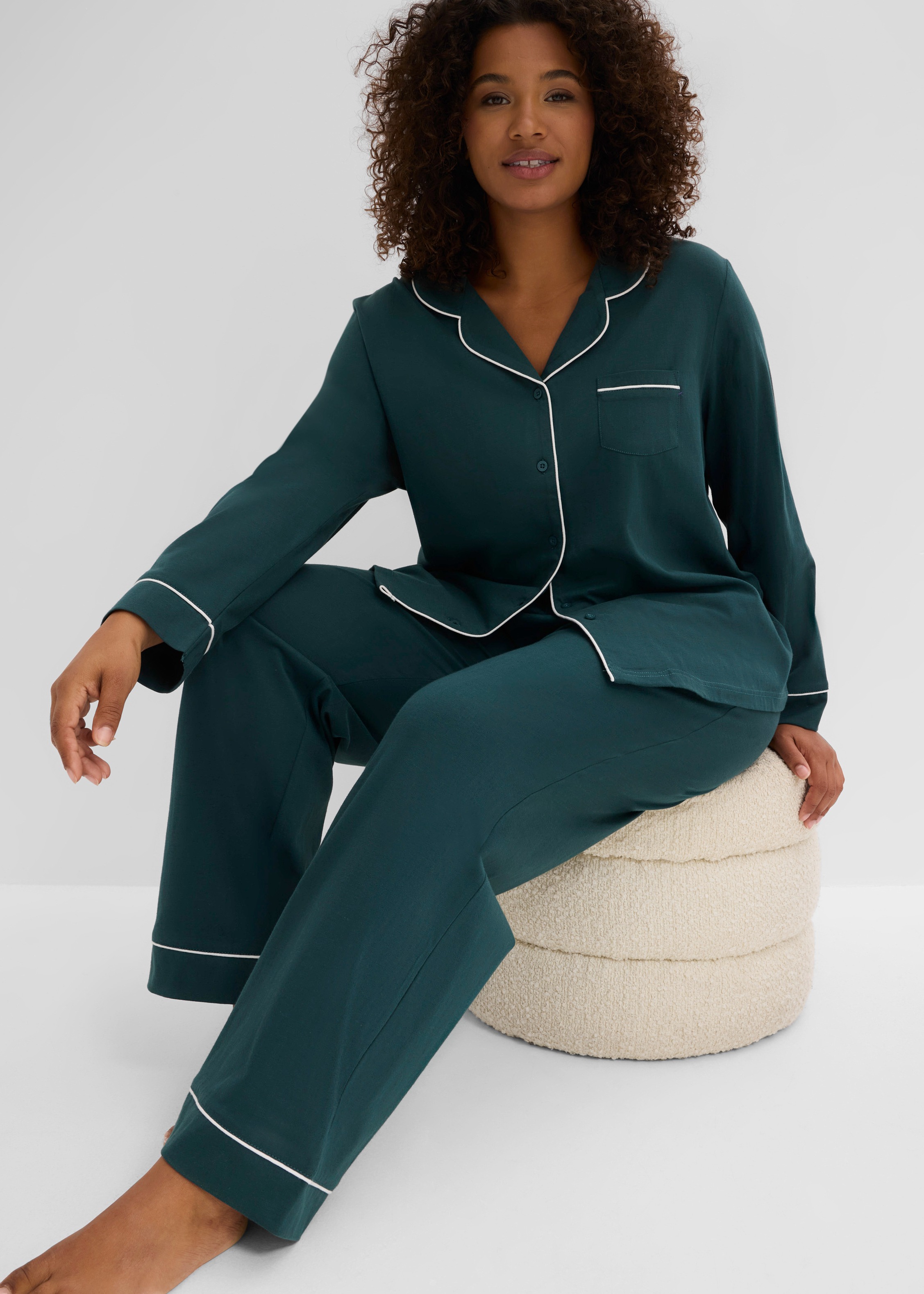 Elegantes dunkelgrünes Pyjama-Set mit feiner weißer Paspelierung.