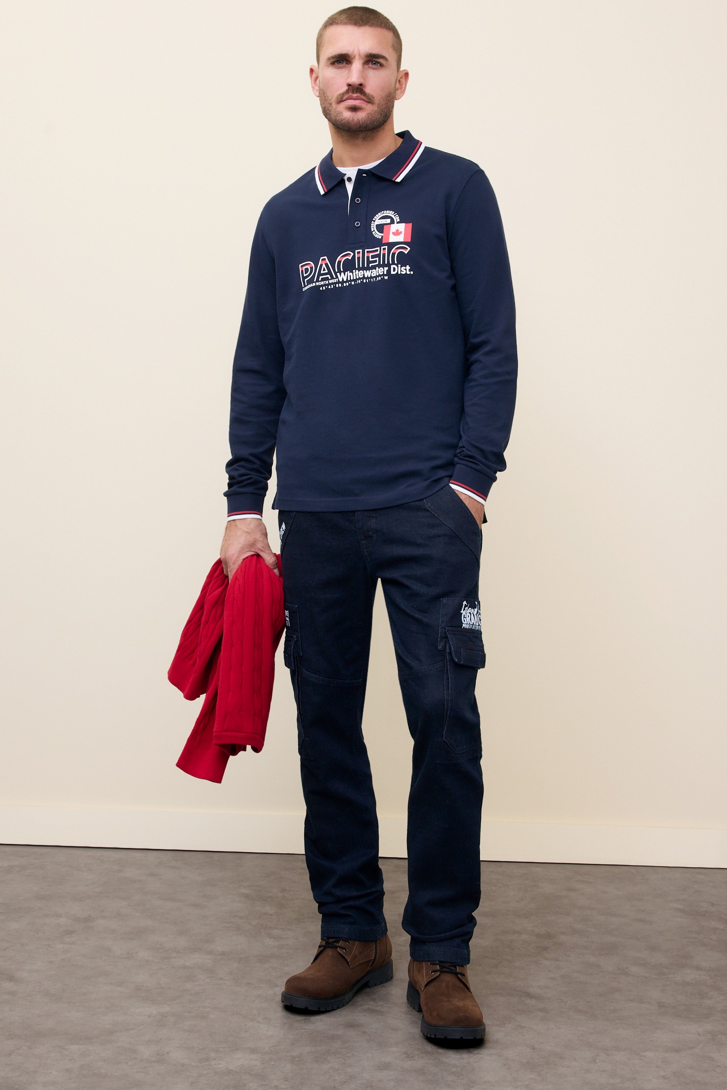 Sportlicher Look mit dunkelblauem Langarmshirt & Jeans.