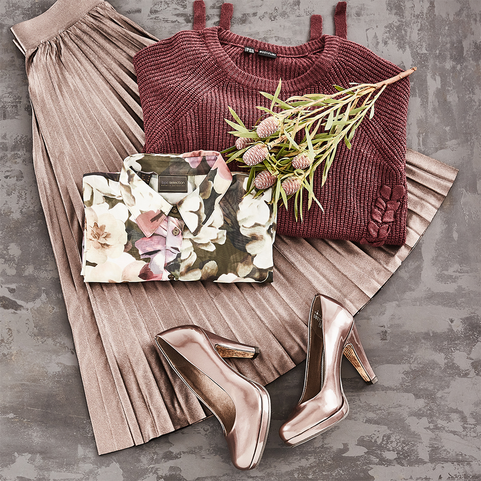 Modische Frühlingsoutfits mit Plisseerock, kariertem Pullover, Blumentop und goldenen Schuhen arrangiert.
