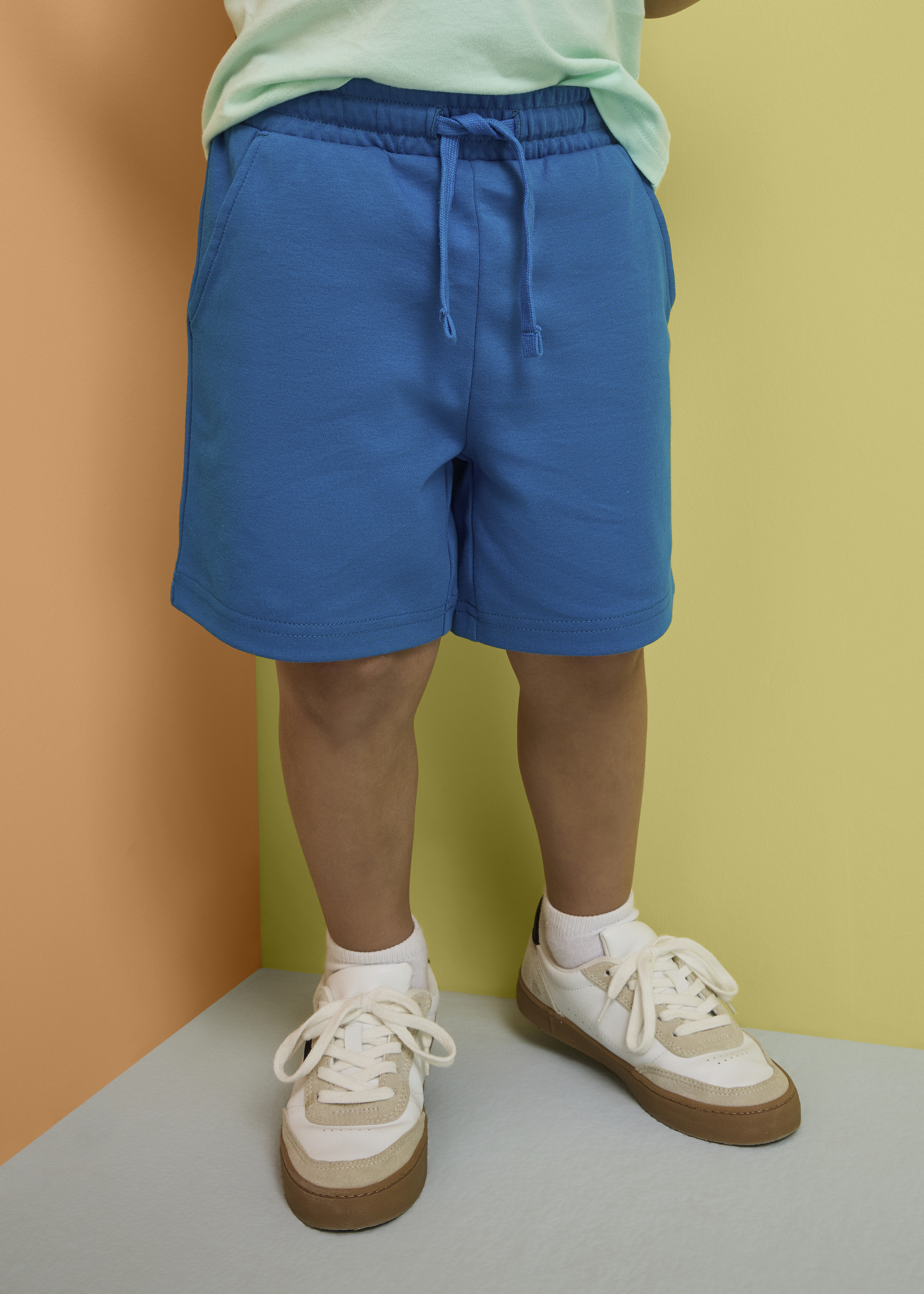 Blaue Shorts kombiniert mit mintgrünem Shirt.