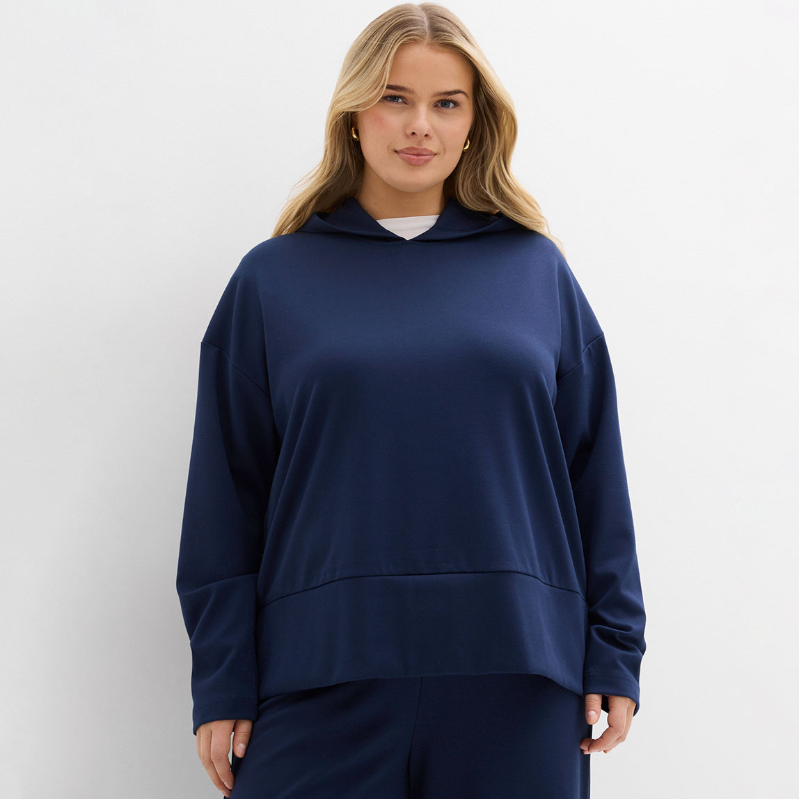 Dunkelblauer Kapuzenpullover mit langen Ärmeln.