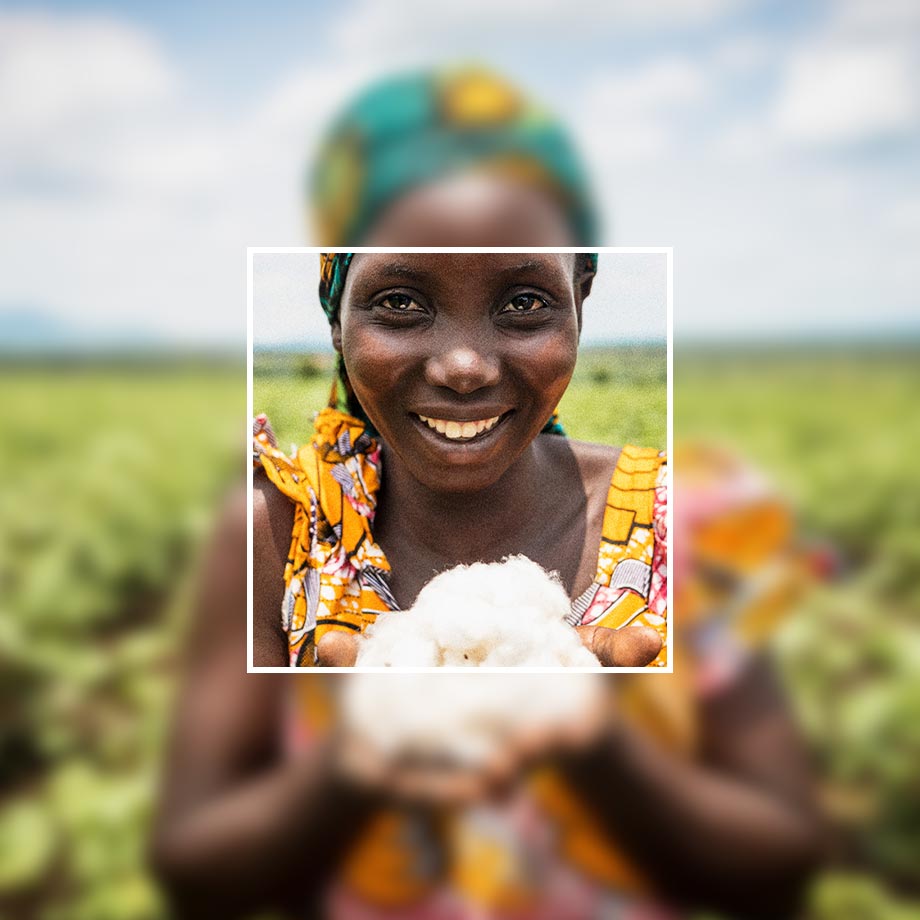 Buntes Kopftuch und gemustertes Oberteil in leuchtenden Farben. Traditioneller Schmuck schmückt den Hals.