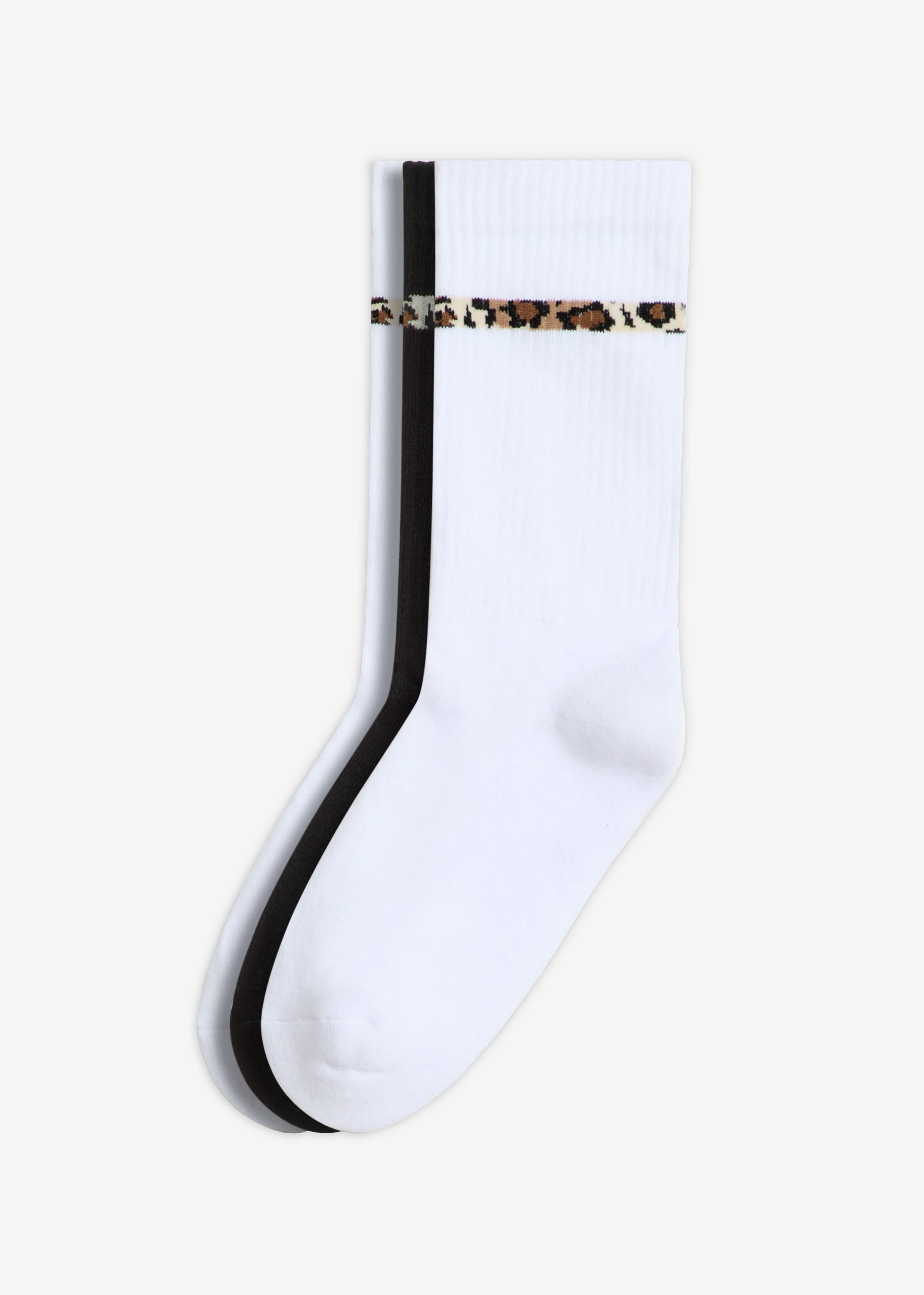 Ein Paar weiße und schwarze Socken mit modischem Leopardenstreifen.