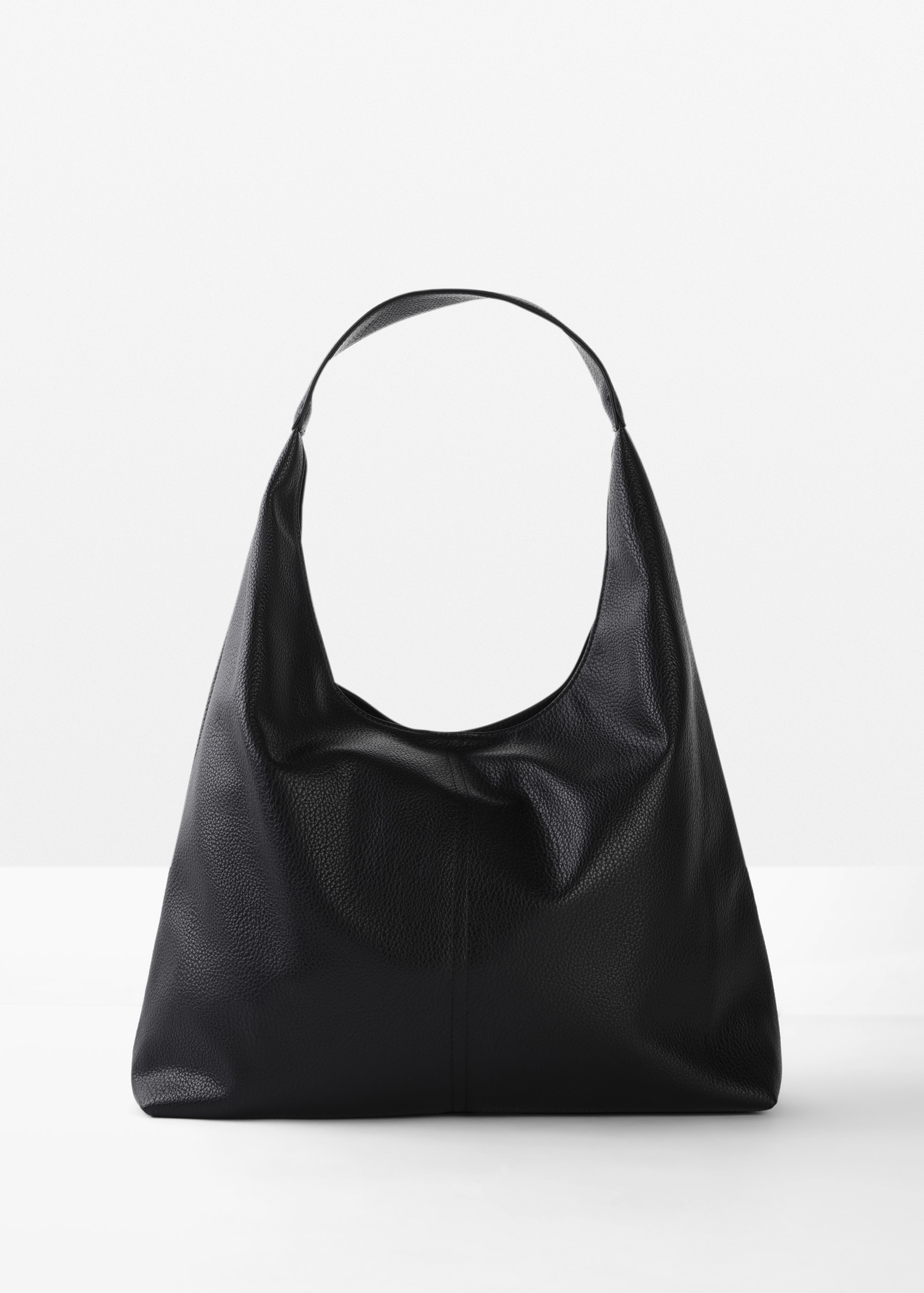 Schwarze, schlichte Hobo-Tasche mit strukturierter Oberfläche und praktischem Schultergurt.