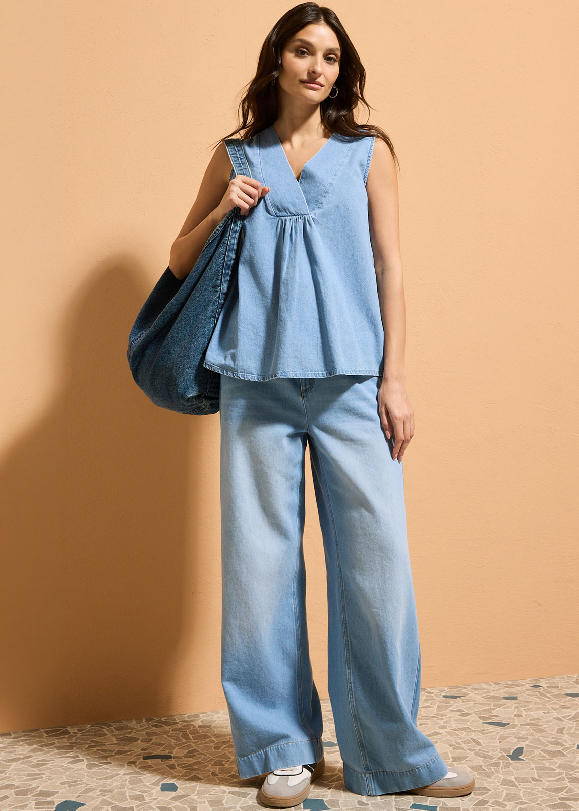 Blaues Jeans-Blusentop mit passender Wide-Leg-Jeans.