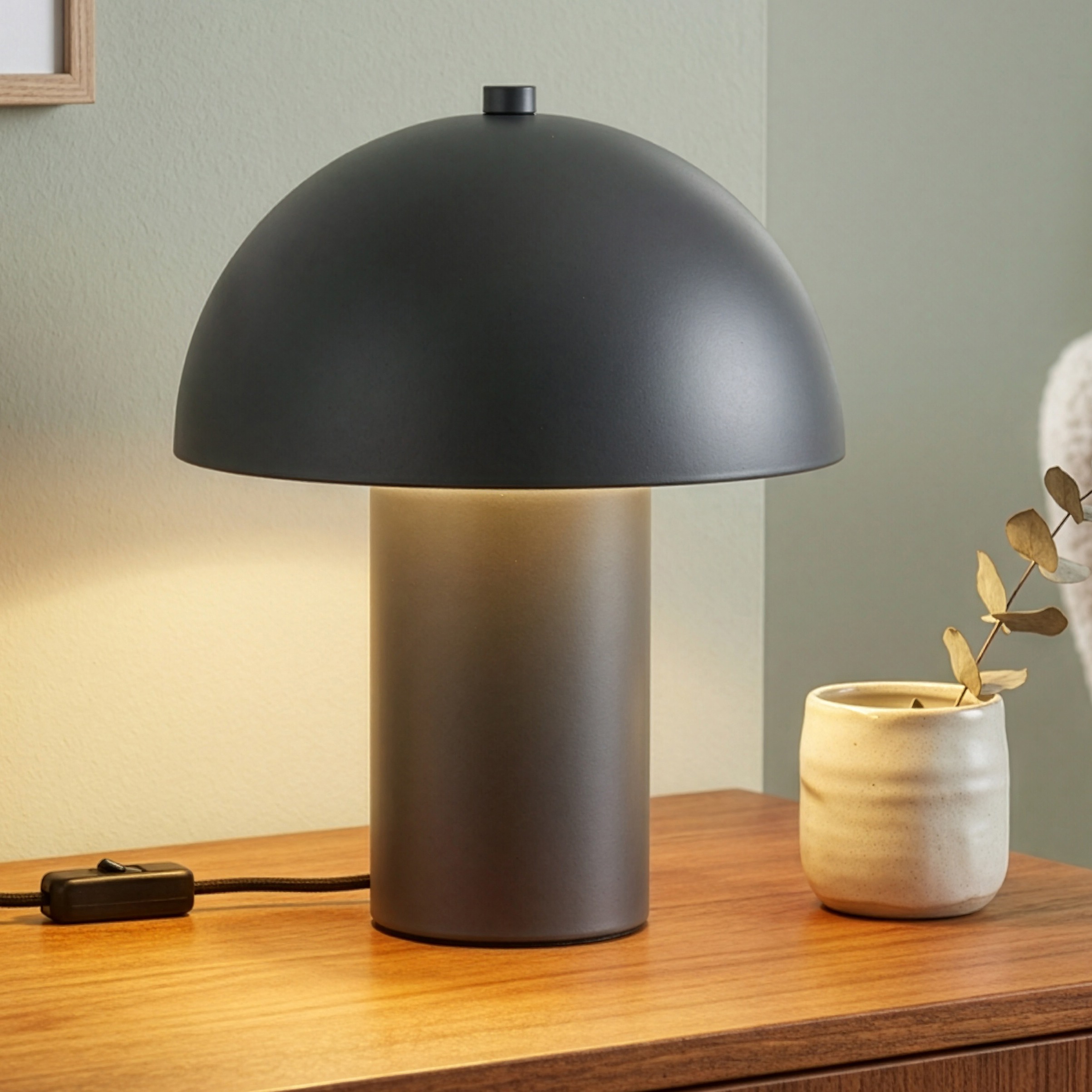 Moderne Lampe steht auf einer Kommode.