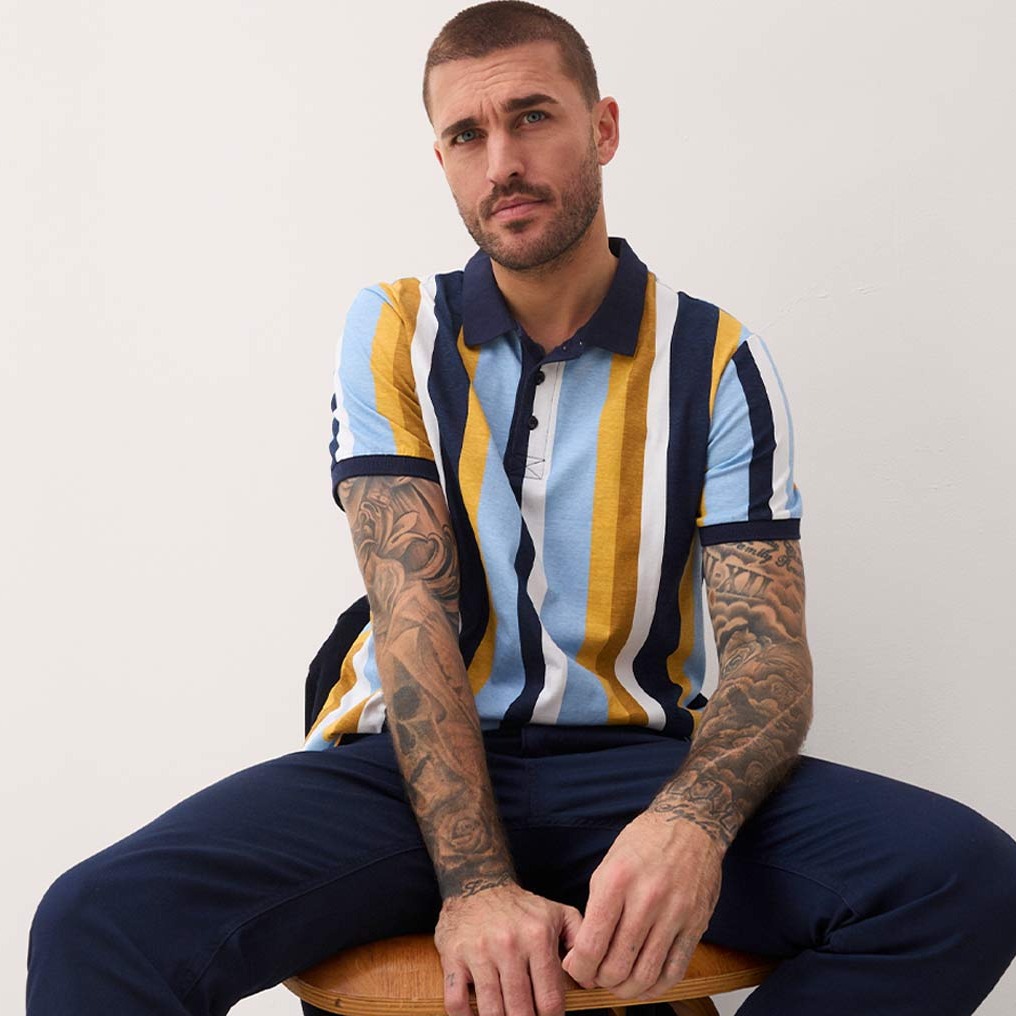 Gestreiftes Piqué-Poloshirt aus Bio-Baumwolle, kombiniert mit einer blauen Hose. 